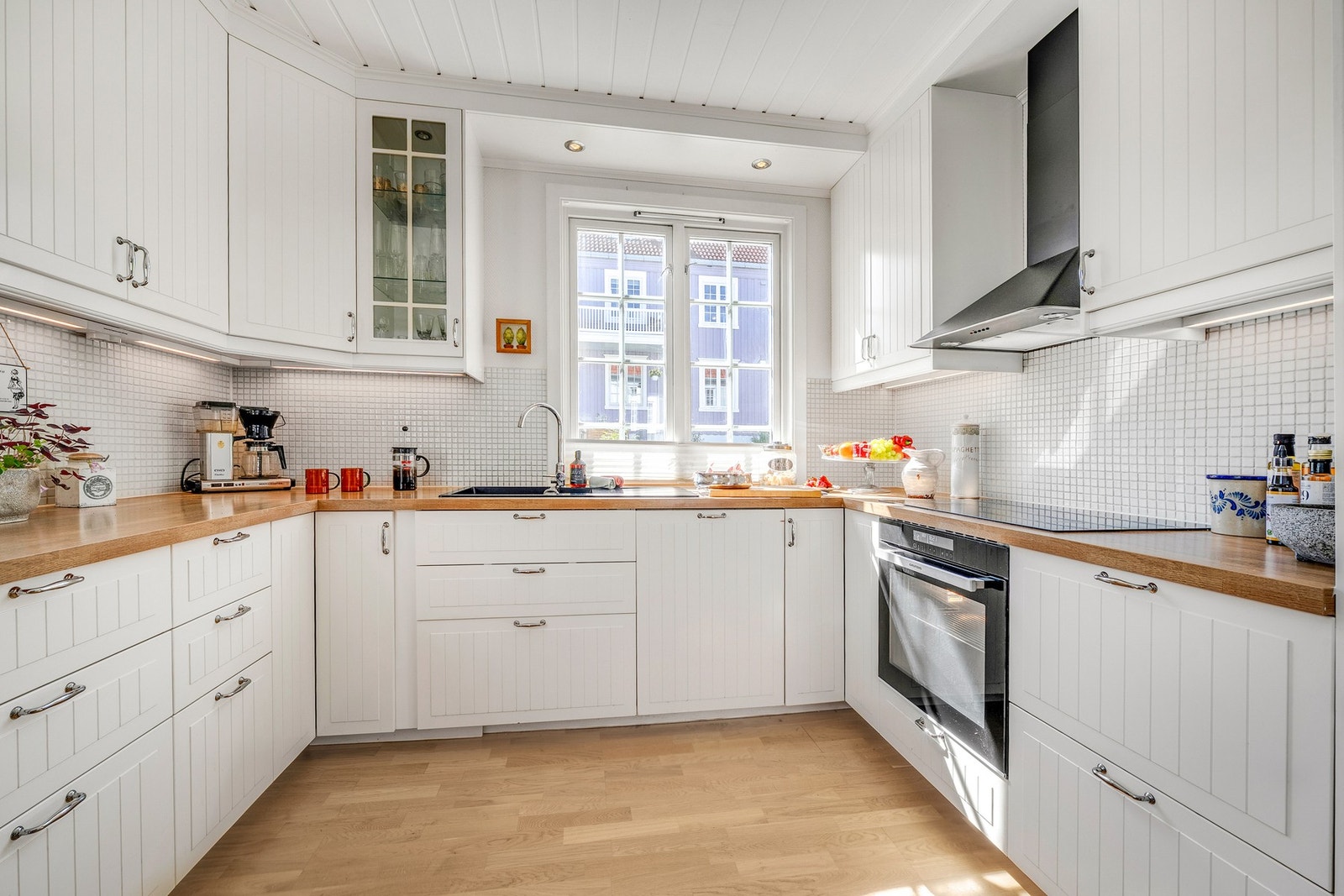 Kjøkkenet er på ca. 15 kvm med lys innredning fra IKEA. Galleribilde