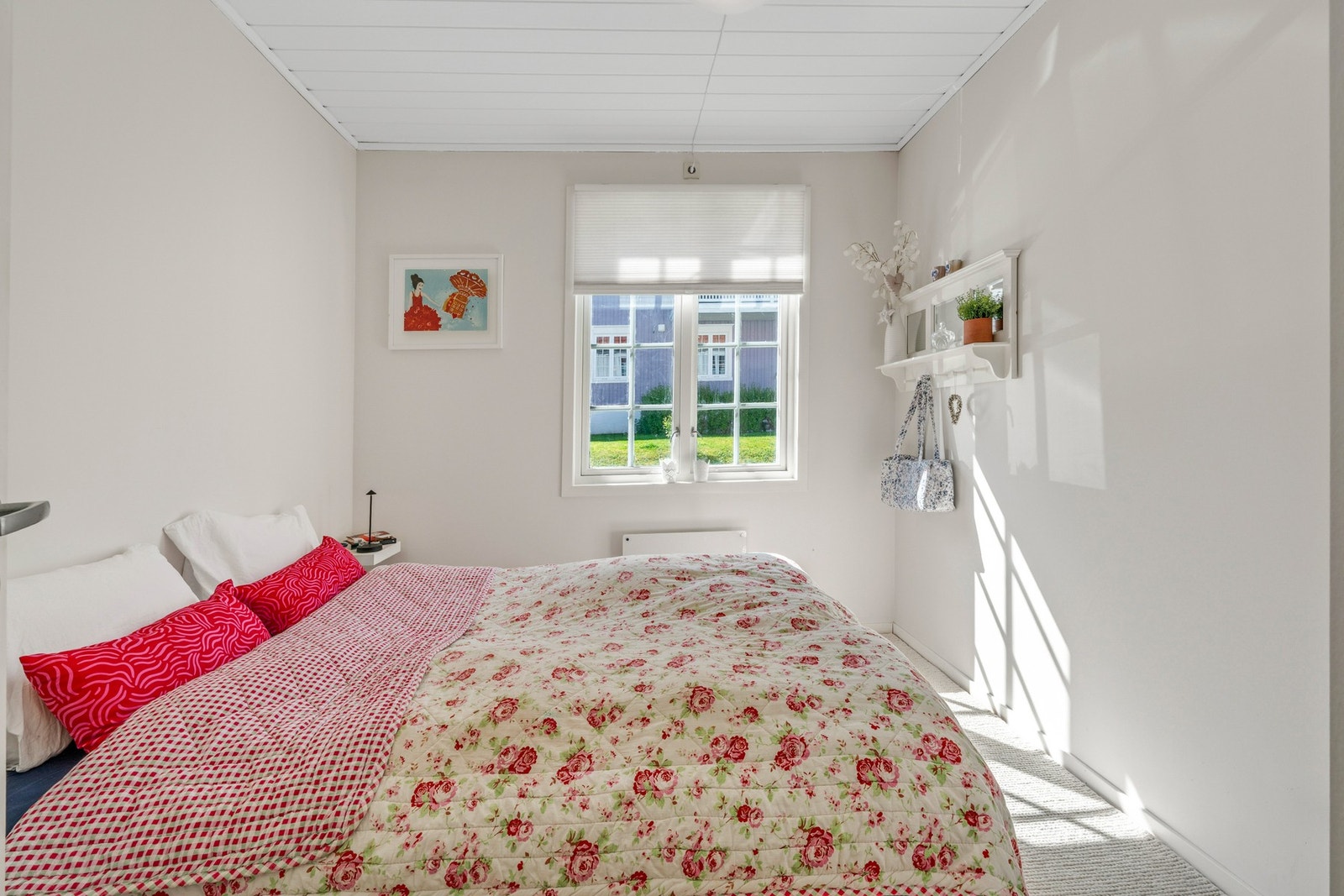 Soverom 2 er på 8,2 kvm og er malt i en lys fargetone. Galleribilde