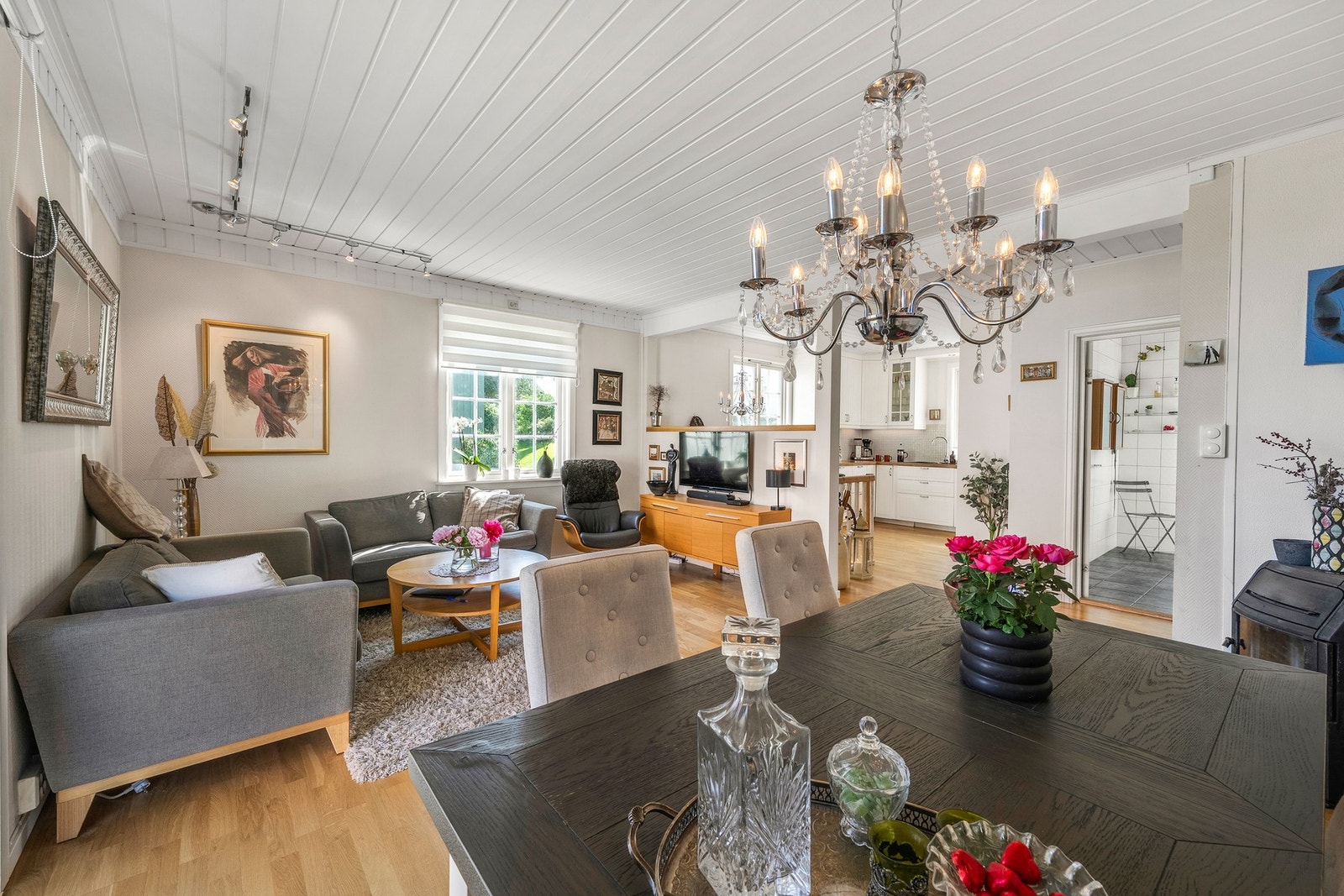 Lys og innbydende stue med god takhøyde og store vindusflater som gir en lett og luftig atmosfære. Galleribilde