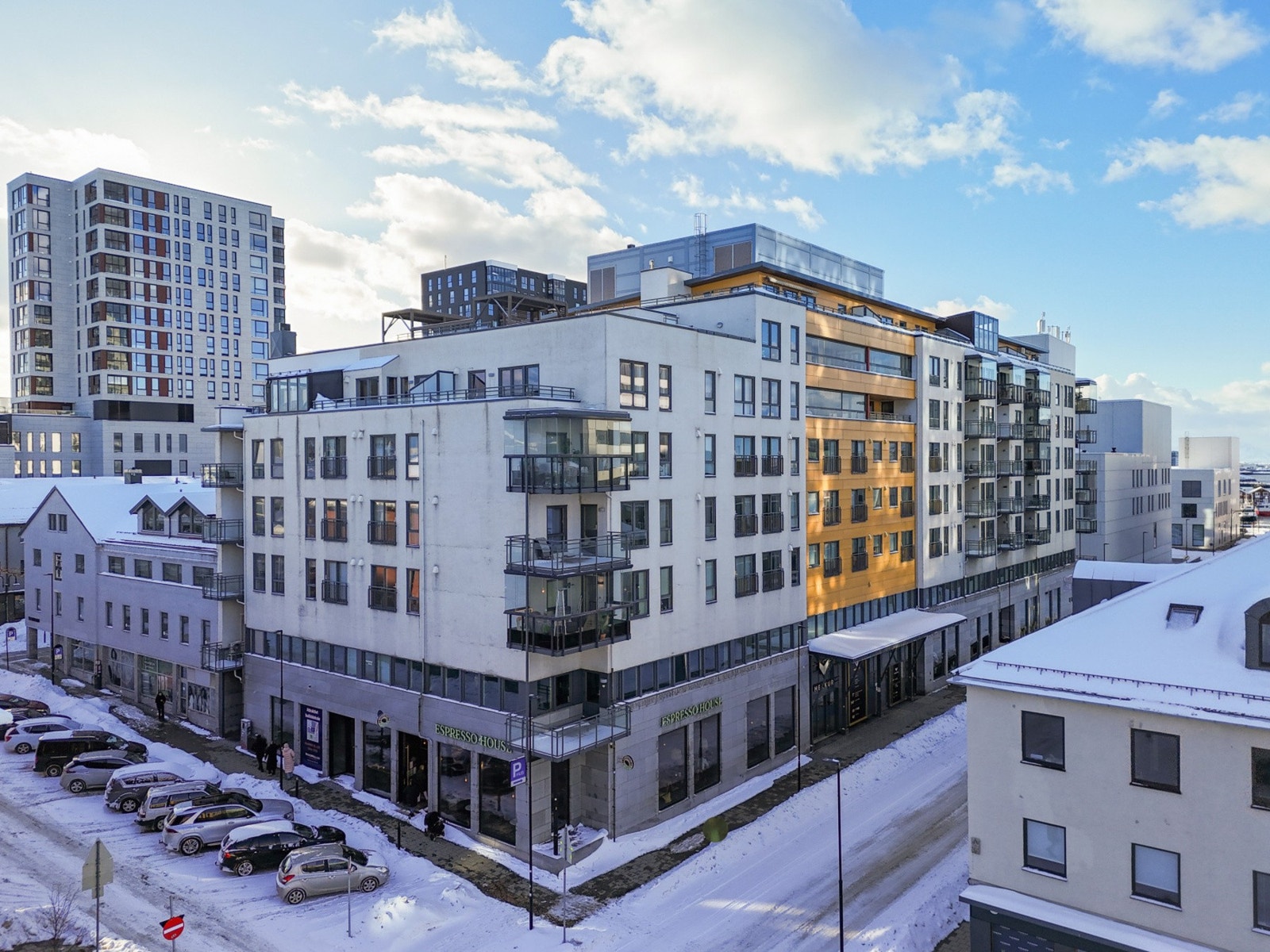 BO I BYEN - Ta heisen ned på bakkeplan og rusle til bakeren, favorittkafeen eller nærmeste dagligvare. Glasshuset ligger bare noen meter unna bygget. Videre har du alle byens busser i umiddelbar nærhet. Galleribilde