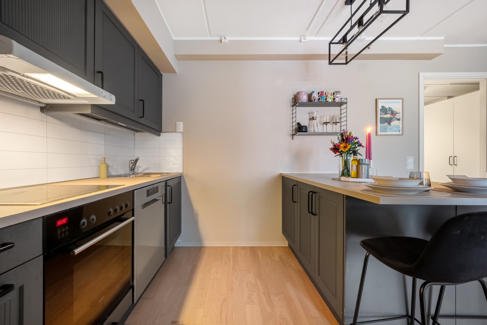 Benkeplate med nedfelt servant, waterguard etablert under vask. Galleribilde