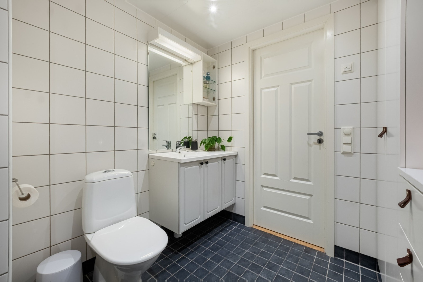 Himlingsplater med innfelte halogenspotter. Galleribilde