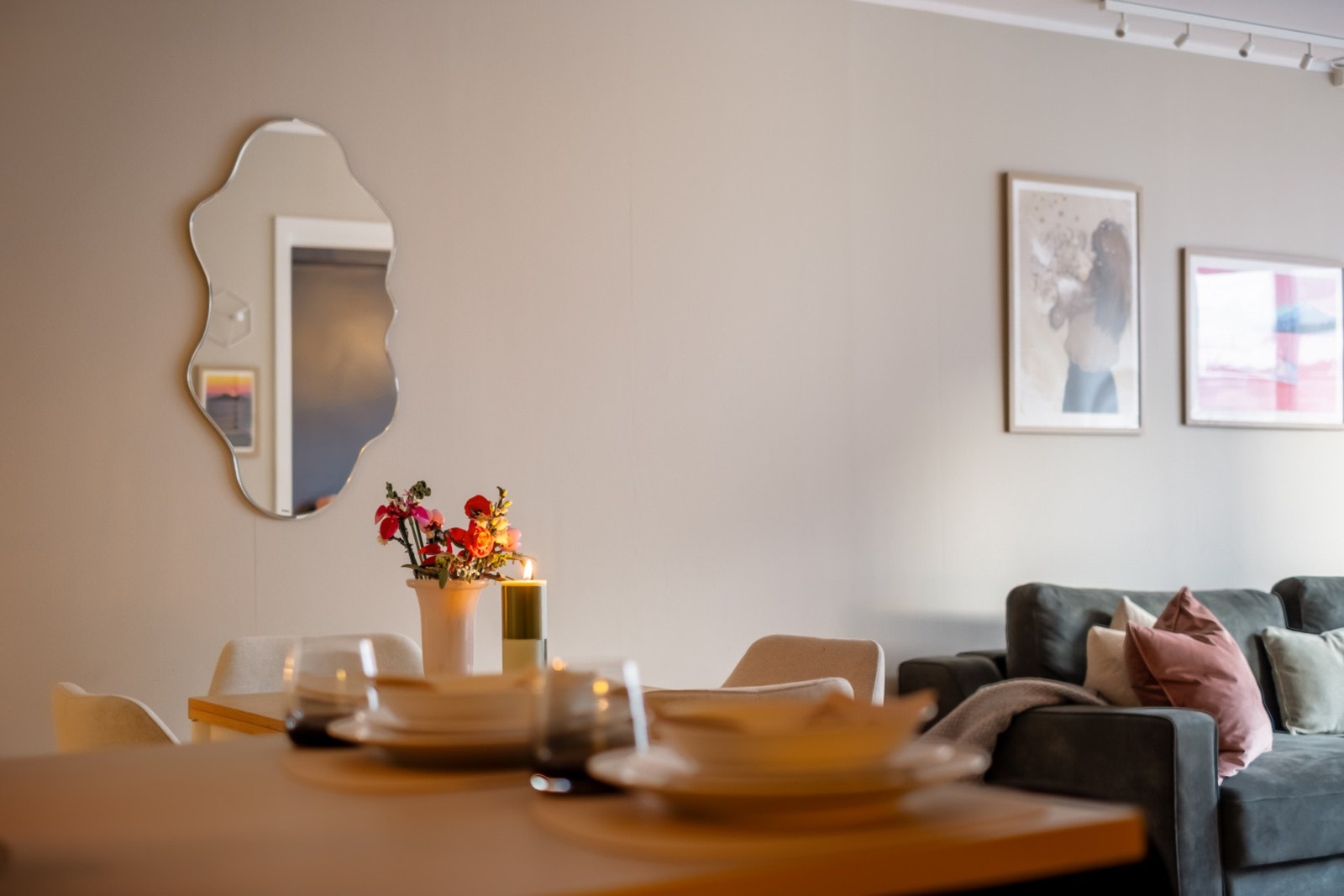 Stuen har god plass for både sofa, tv-løsning og spisebord. Galleribilde