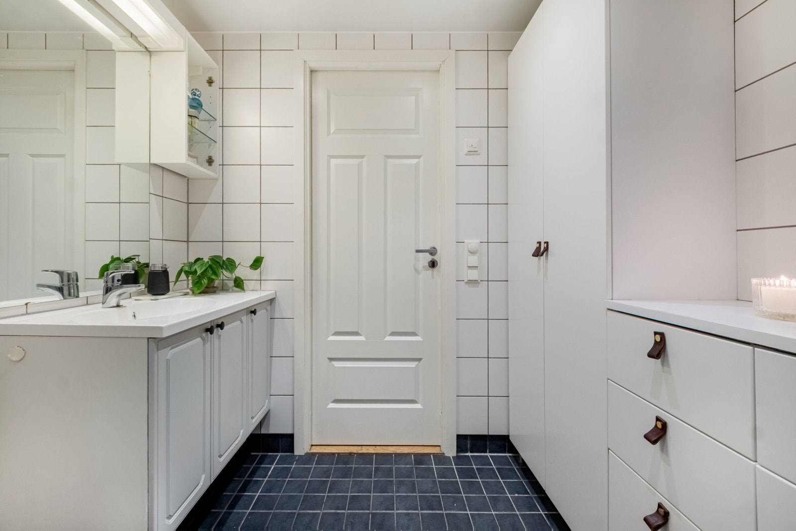 Badet er innredet med nedfelt servant, toalett dusjvegger og opplegg for vaskemaskin. Dusjvegger byttet år 2022. Galleribilde