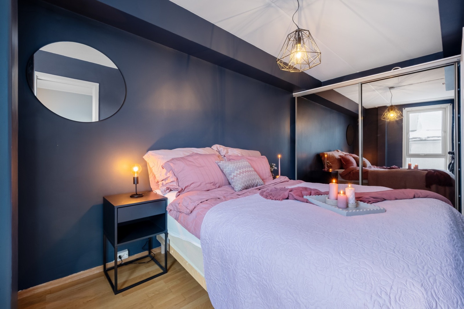 Romslig skyvedørsgarderobe. Galleribilde