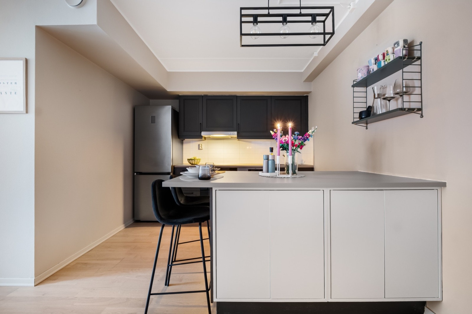 Lekker kjøkkeninnredning med fronter i malt profilert utførelse, normalt utbygget med benker og overskap. Galleribilde