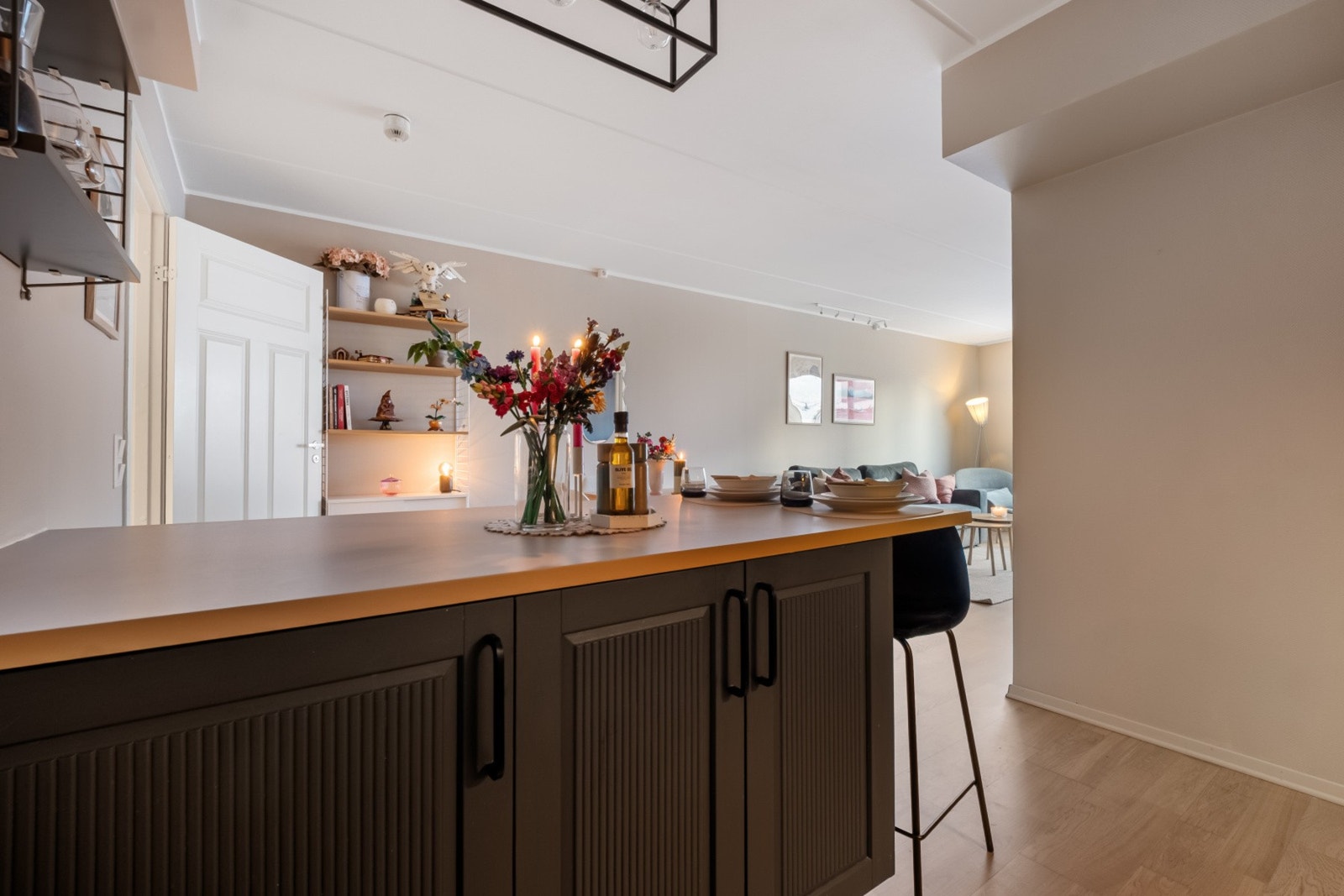 Praktisk kjøkkenøy for mer benkeplass og oppbevaring. Galleribilde