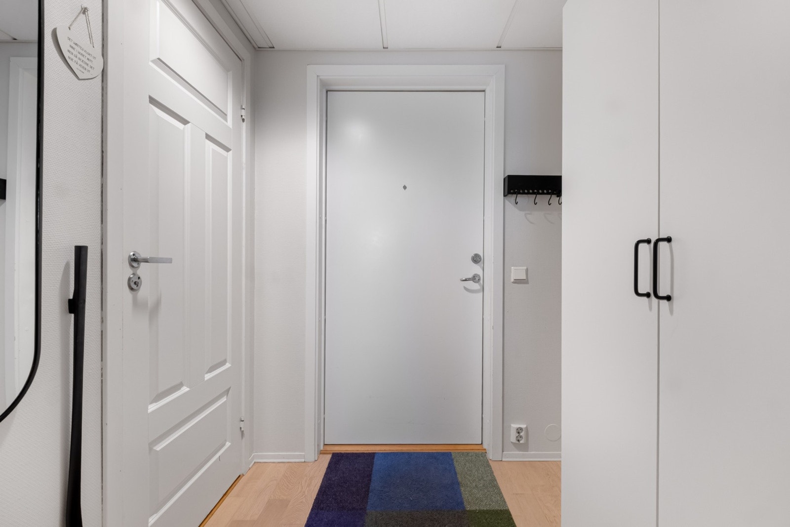 Velkommen inn! Man kommer først inn i en entré med plass til å henge fra seg yttertøyet og sette fra seg sko. Galleribilde