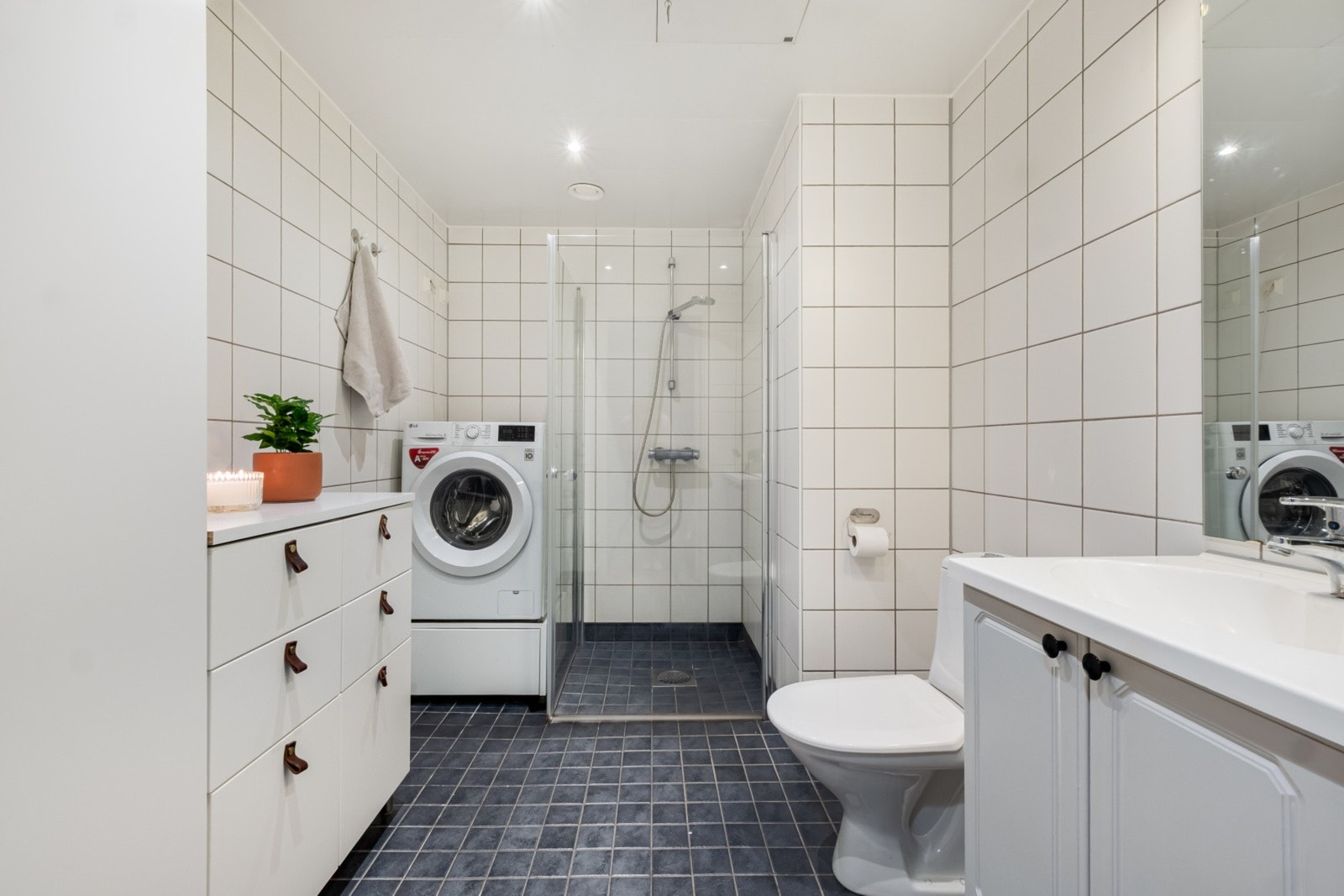 Flott flislagt bad med varmekabler i gulv. Galleribilde