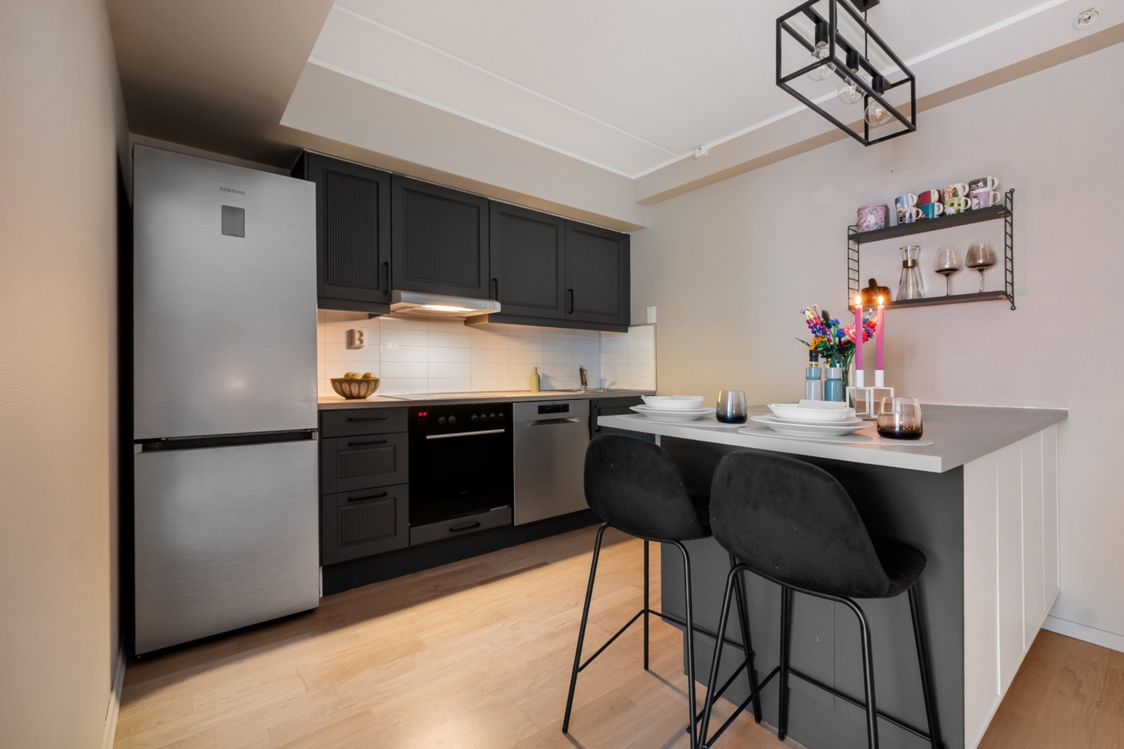 Integrert komfyr, oppvaskmaskin og plass for kjøleskap. Galleribilde