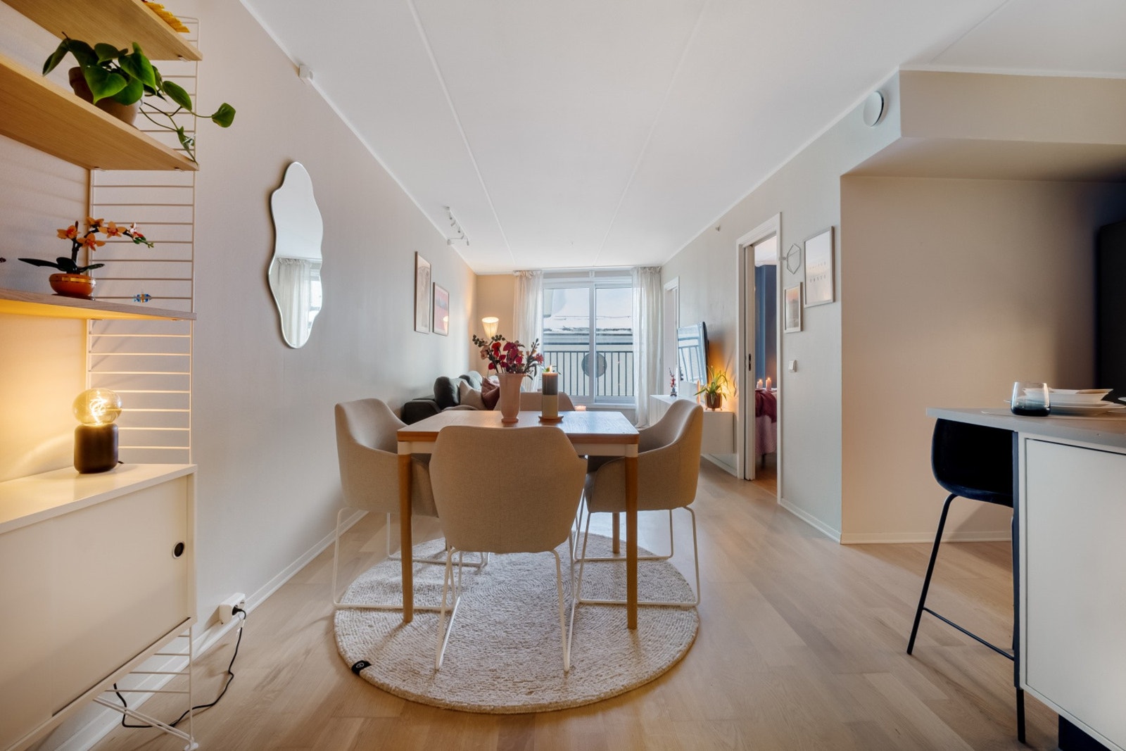 Stuen oppleves som et tiltalende rom med parkettgulv, lysmalte vegger og en tapetsert fondvegg som gir rommet en fin karakter. Galleribilde