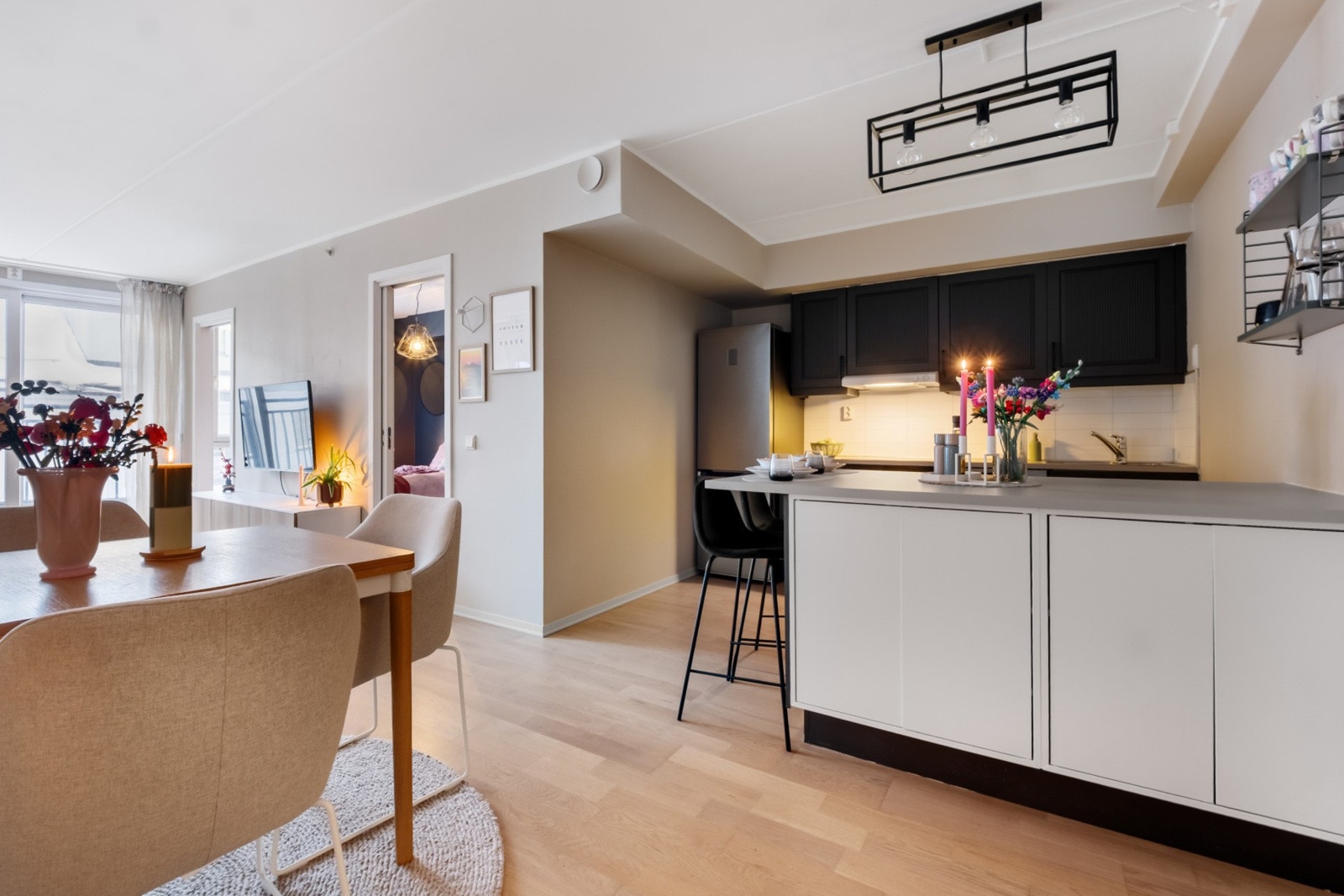 Kjøkken i åpen løsning mot stueldelen. Galleribilde