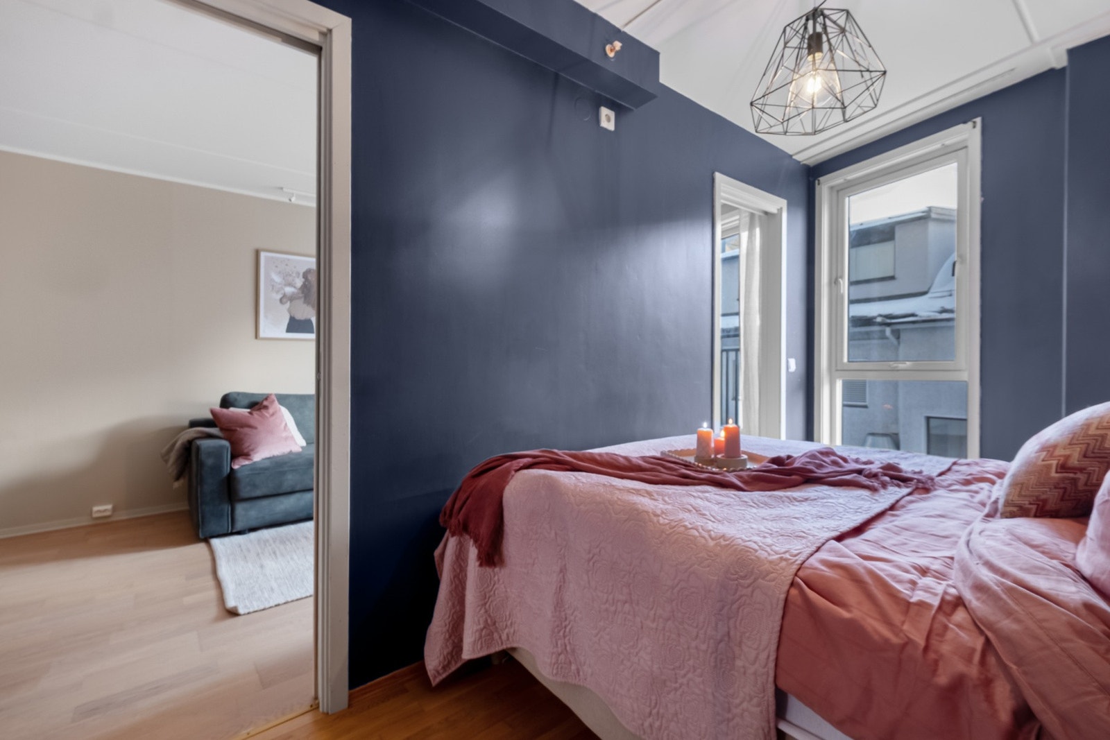 Veggene er malt i moderne farger. Galleribilde