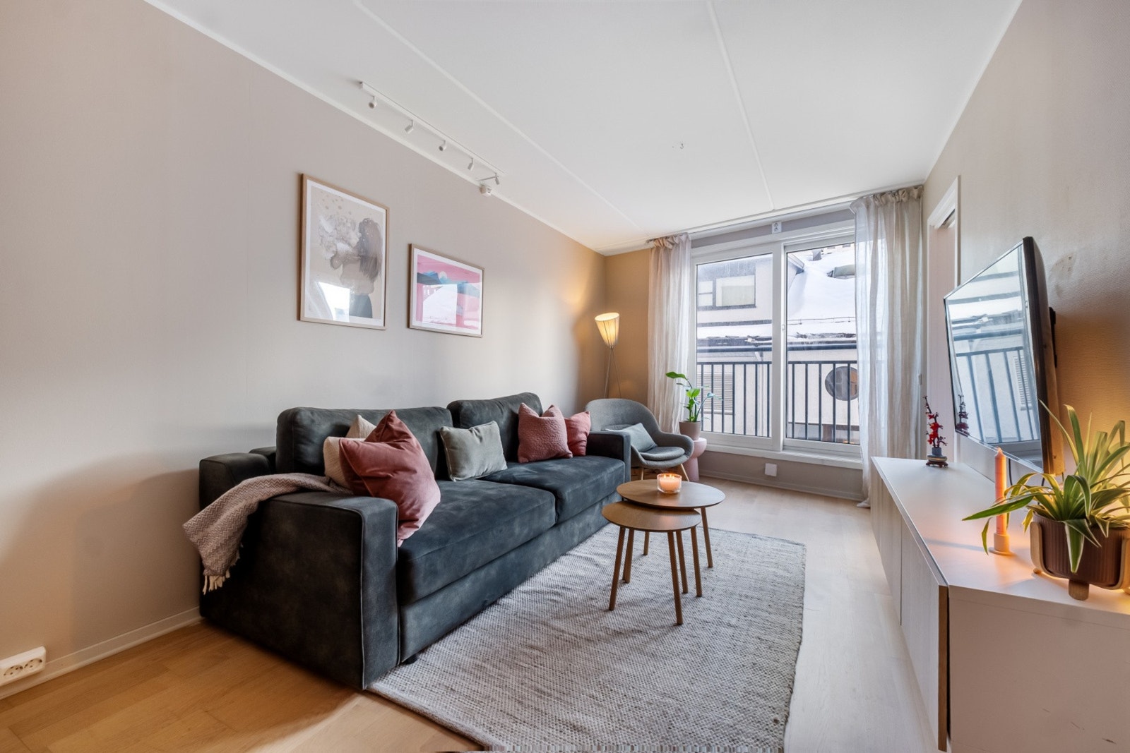 Endeveggen har stor vindusflate som slipper inn rikelig med naturlig lys. Galleribilde