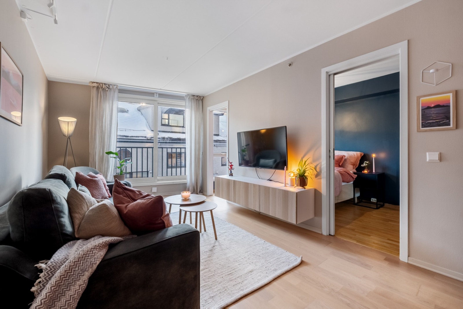 Velkommen til en lekker 2-roms andelsleilighet i 3.etasje med god planløsning. Galleribilde