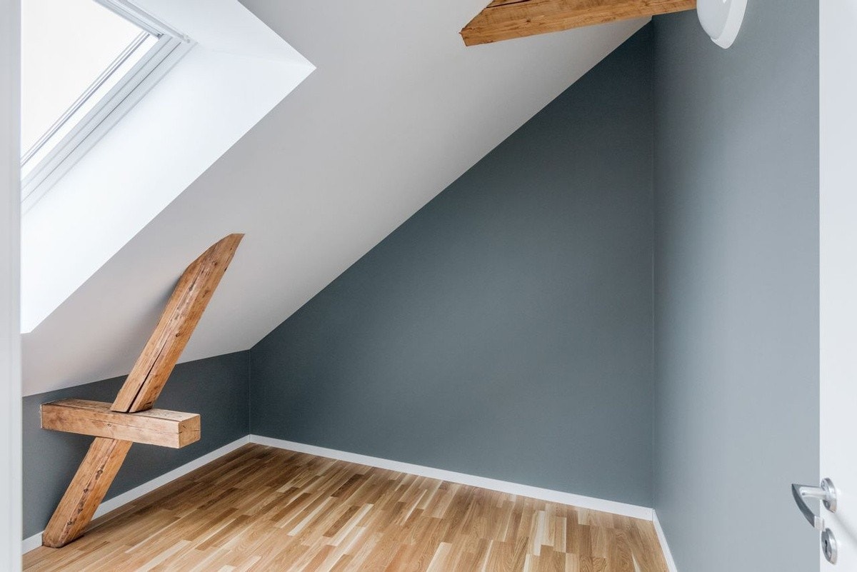 Rommet til venstre i stue er det minste men har også takvindu og er malt i moderne farge Galleribilde