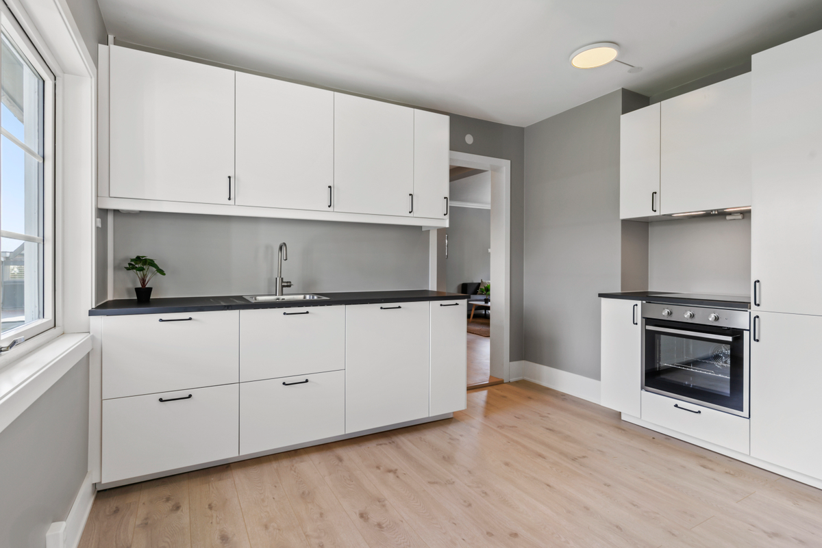 Kjøkkenet er det første du møter når du kommer opp trappen Galleribilde