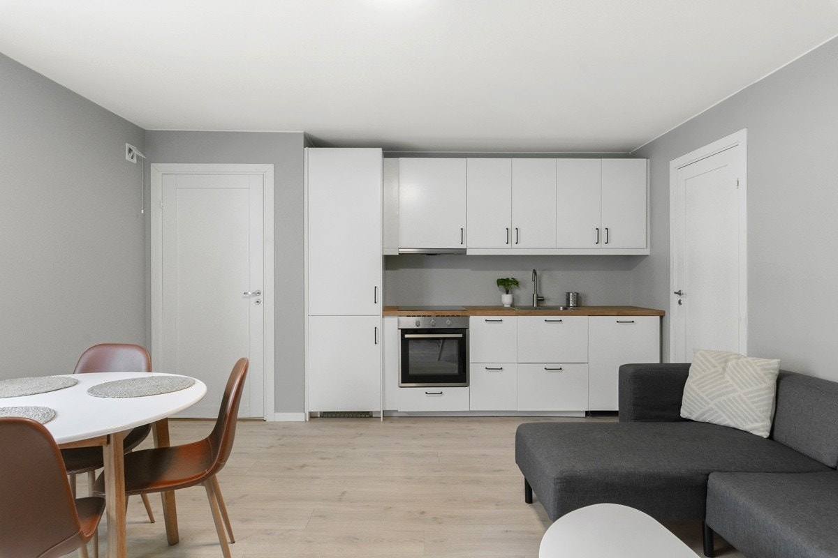 Kjøkkenet er i åpen løsning med stuen Galleribilde