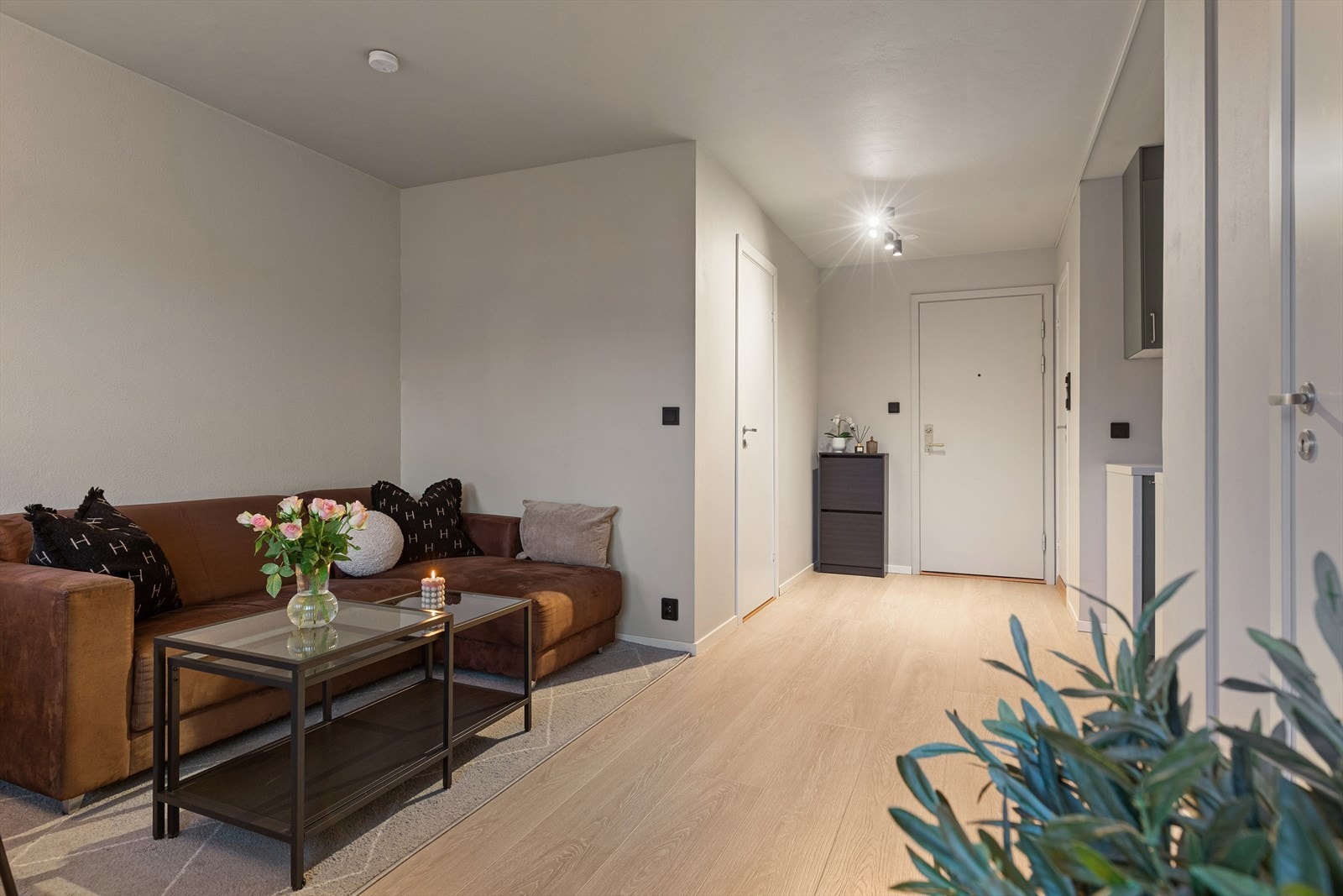 Stue er i en åpen løsning med kjøkkenet Galleribilde