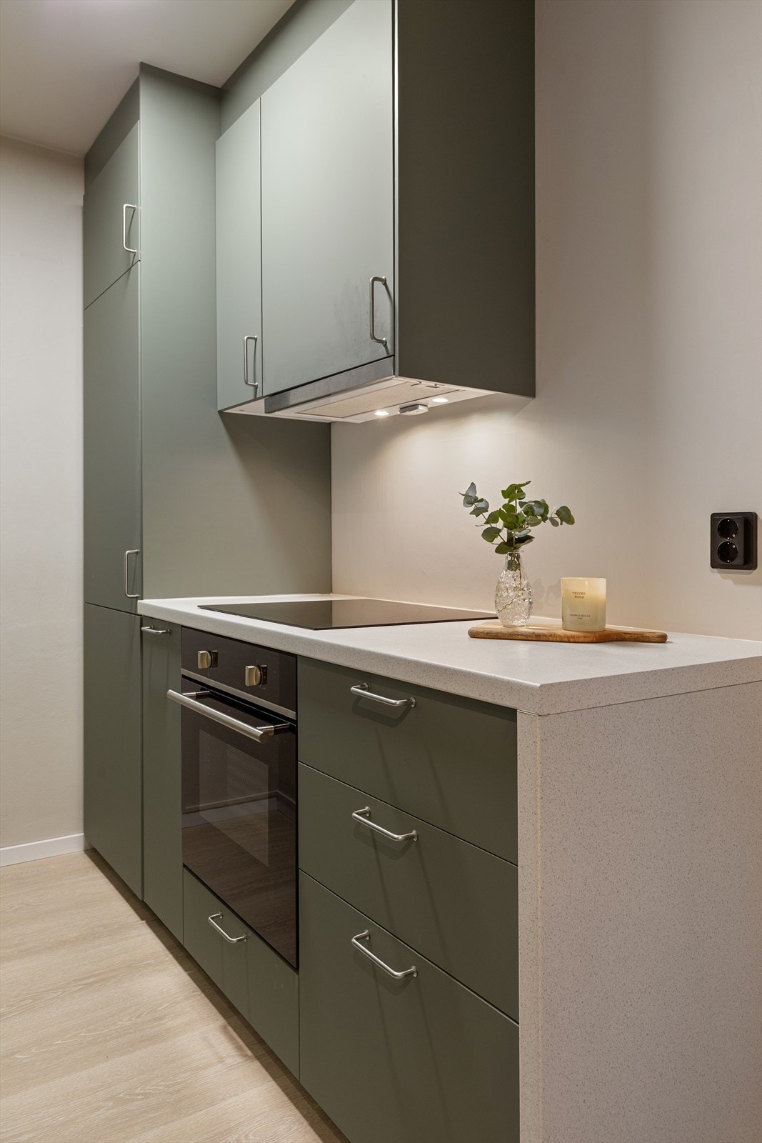 Kjøkkenet er praktisk med plass for oppbevaring Galleribilde