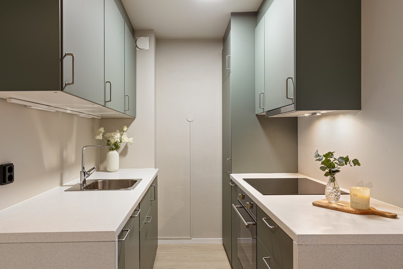 Lekkert kjøkken fra 2022 med integrerte hvitevarer Galleribilde