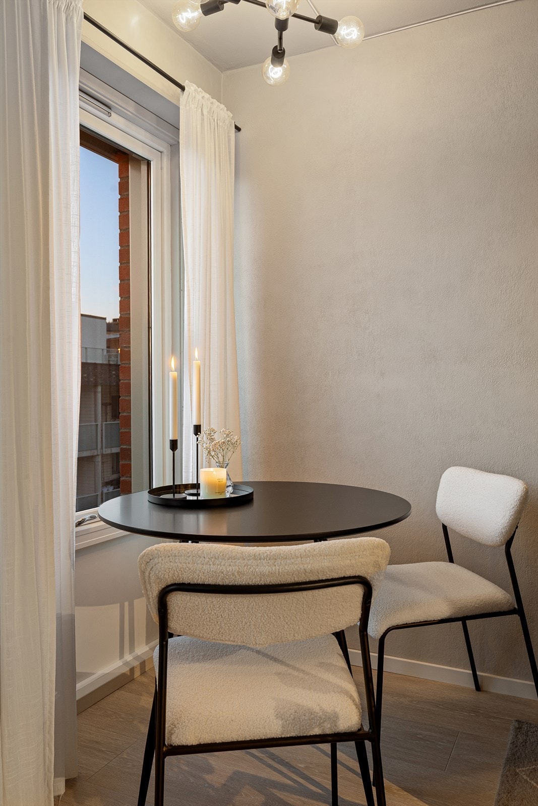 Plass for hyggelig spisebord i stuen Galleribilde