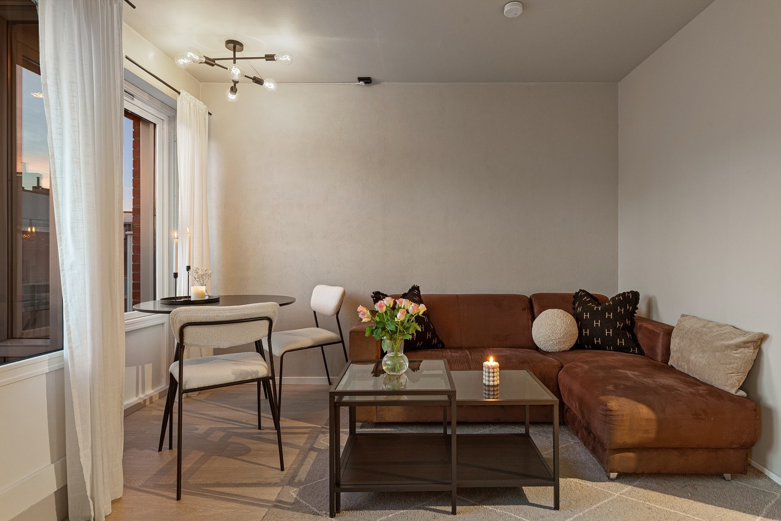 Stuen gir god plass for sofagruppe og tilhørende tv-møblement Galleribilde