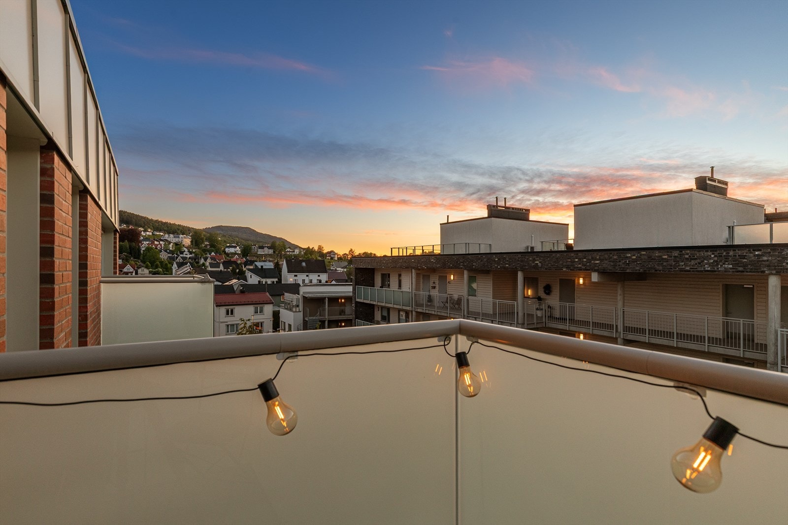 Leiligheten har flott balkong med hyggelig utsikt Galleribilde