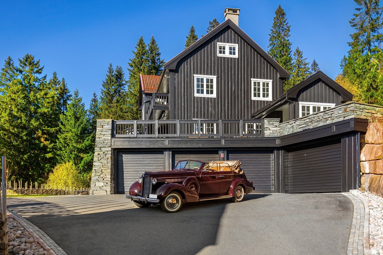 Det tilhørende triple garasjeanlegget har direkte adkomst til huset for tørrskodd adkomst til og fra bilene Galleribilde