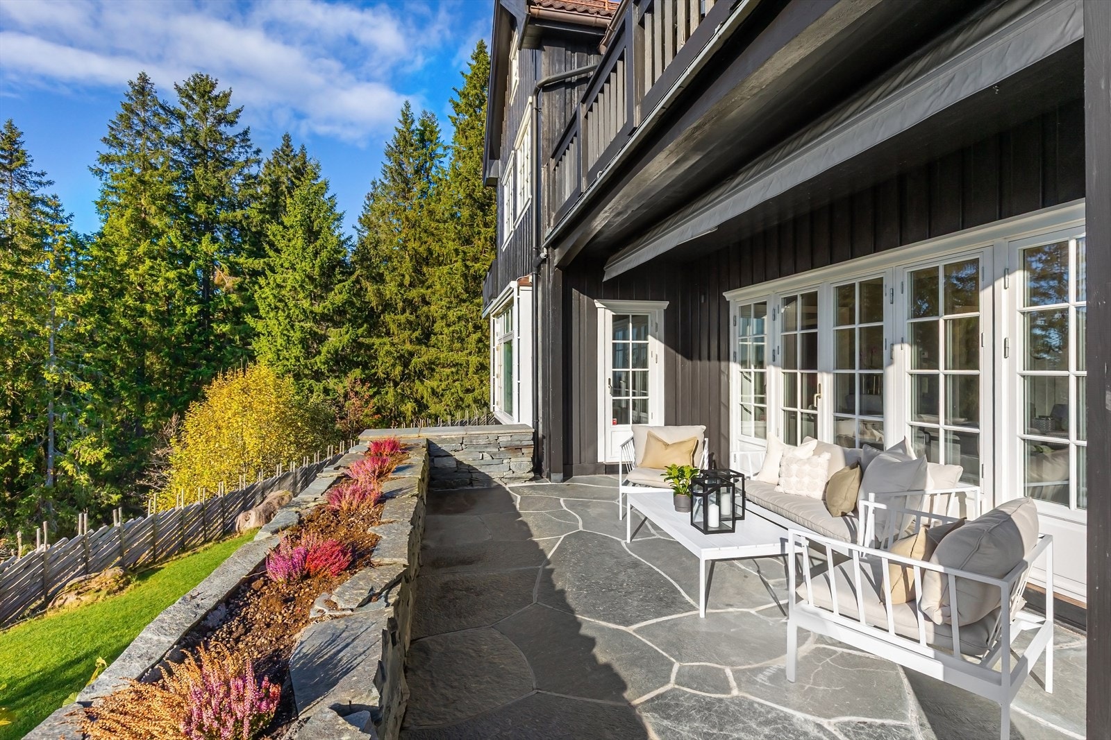 Fra spisestuen er det to utganger til terrasse på ca. 108 m2 Galleribilde