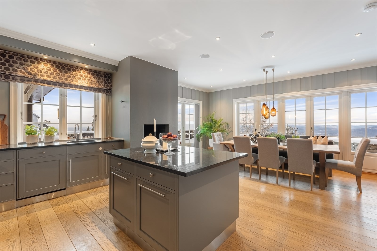 Kjøkkeninnredningen er bygget av Gjeving og består av profilerte fronter med knotter/håndtak og benkeplater av naturstein Galleribilde