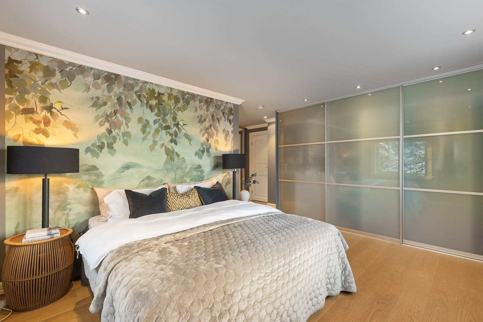 Stor garderobe i hovedsoverom Galleribilde