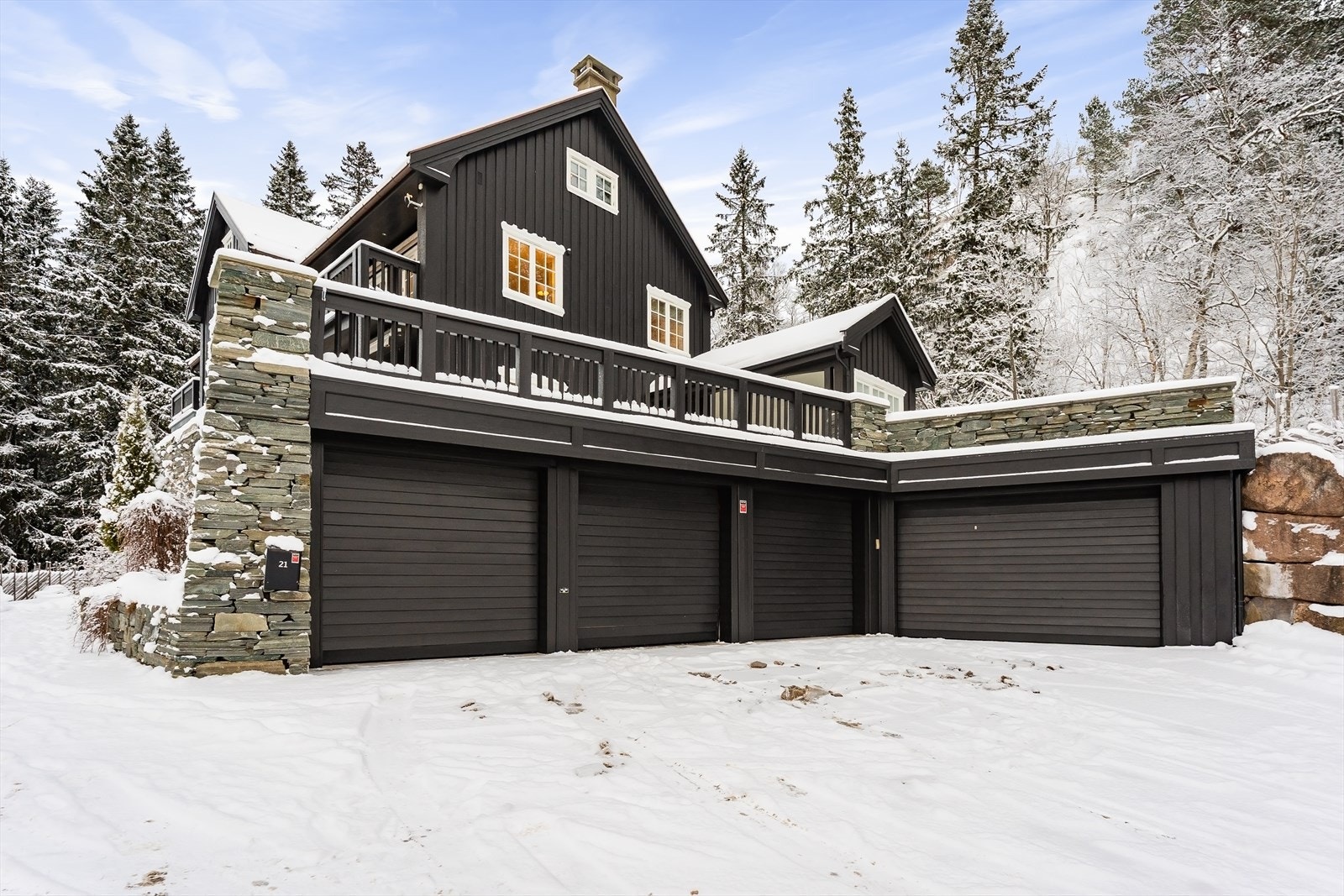 Snekkerverksted/smørebod, samt mulighet for en fjerde garasjeplass Galleribilde