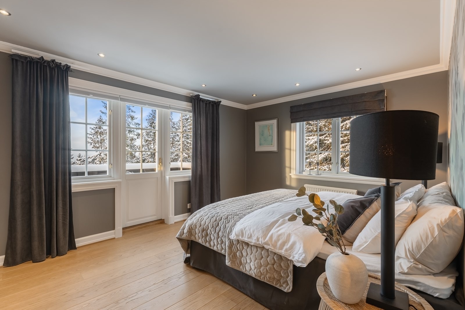 Hovedsoverom i egen avdeling med utgang til balkong på ca. 3 m2, praktisk garderobe/omkledningsrom og romslig bad Galleribilde