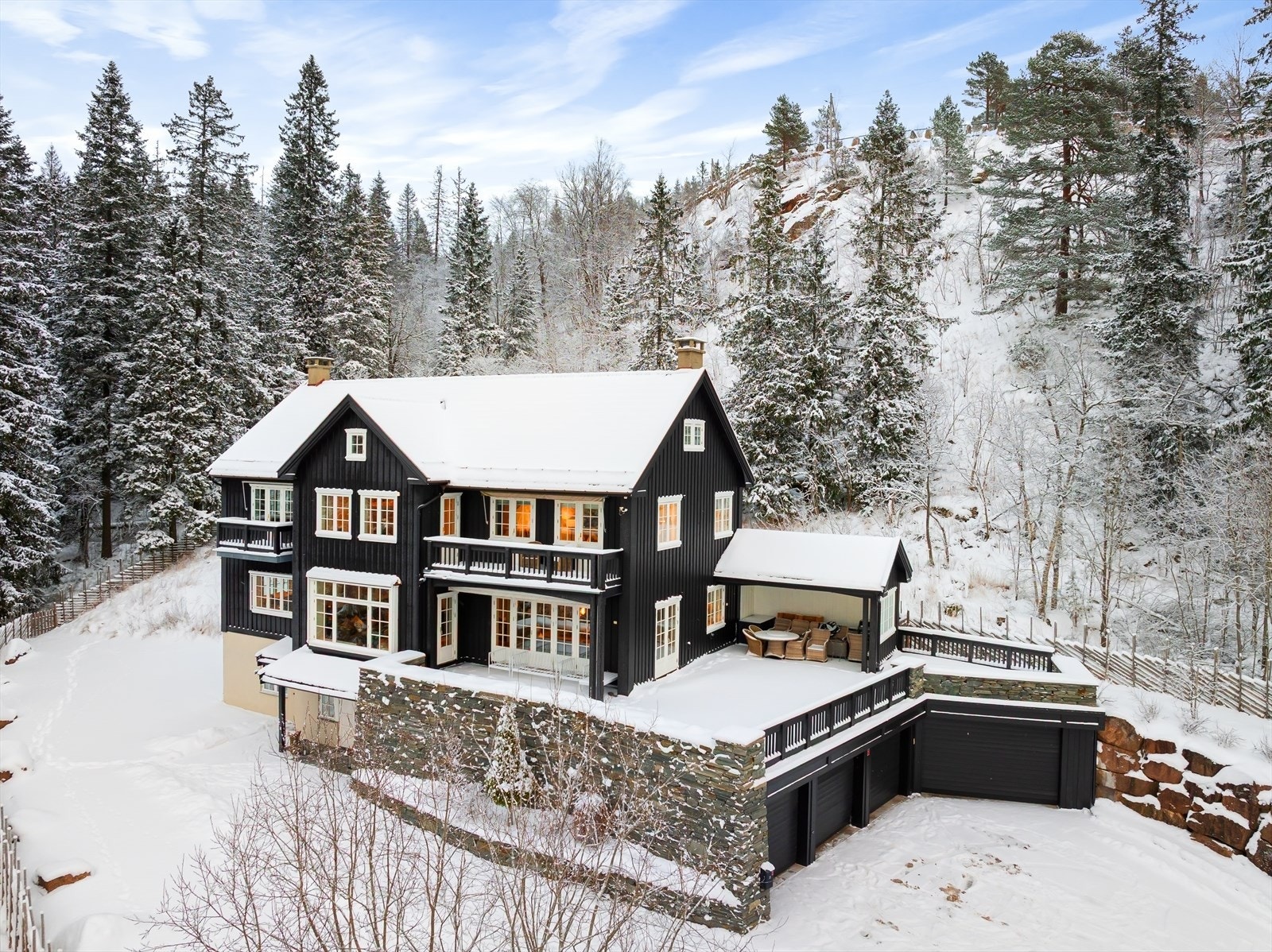 Det er hybel med separat inngang på siden av huset Galleribilde