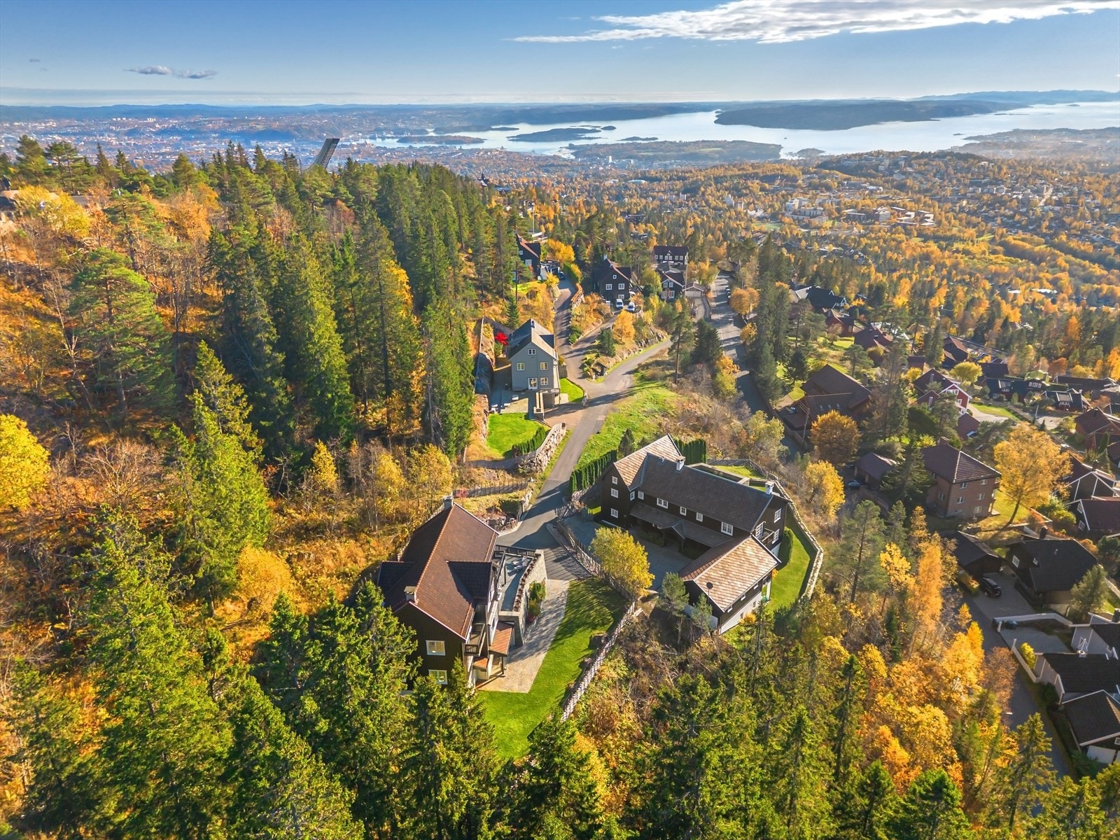 Huset ligger innerst og øverst i en privat stikkvei opp fra Orreveien Galleribilde