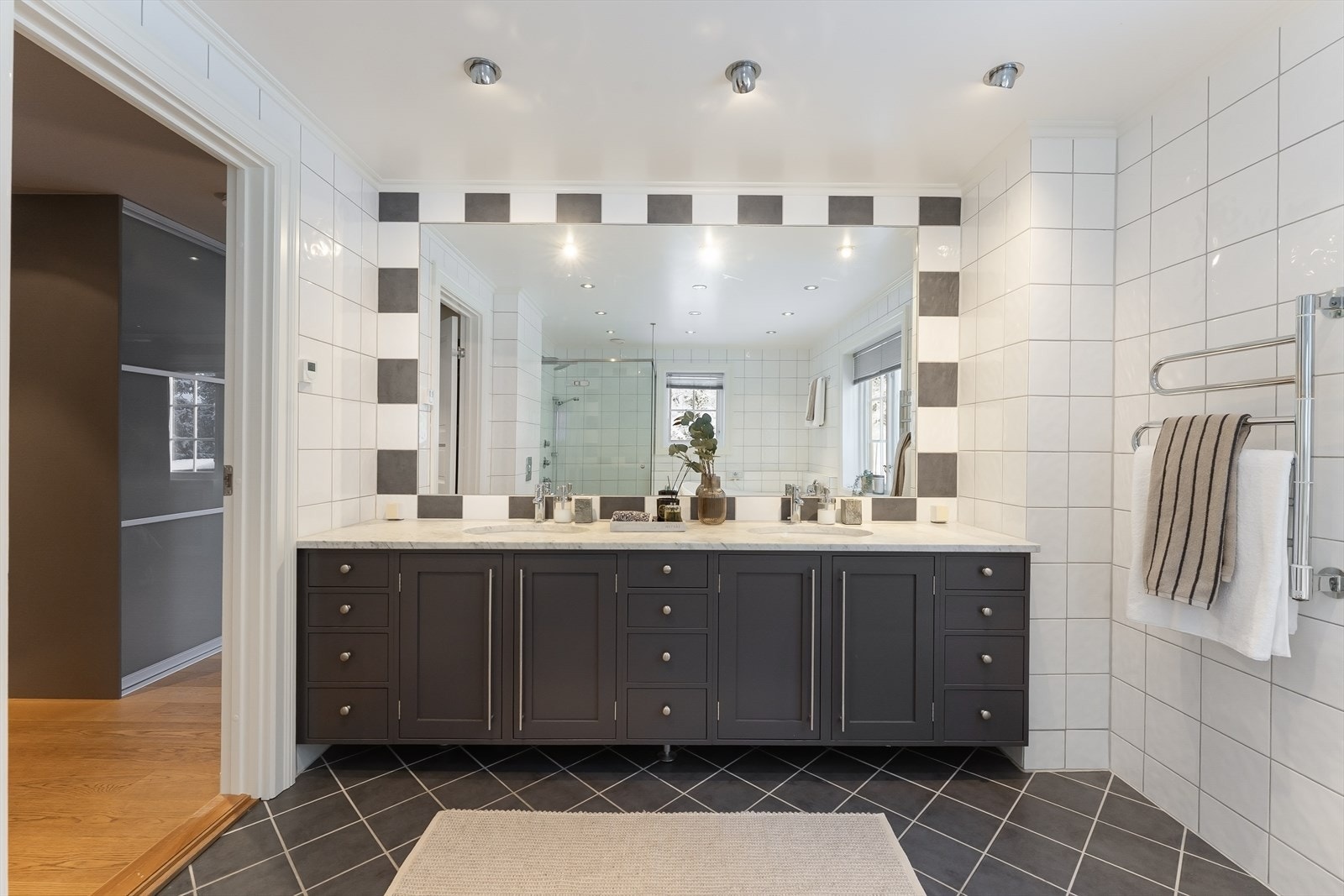 Hovedbad med både badekar og dusj Galleribilde