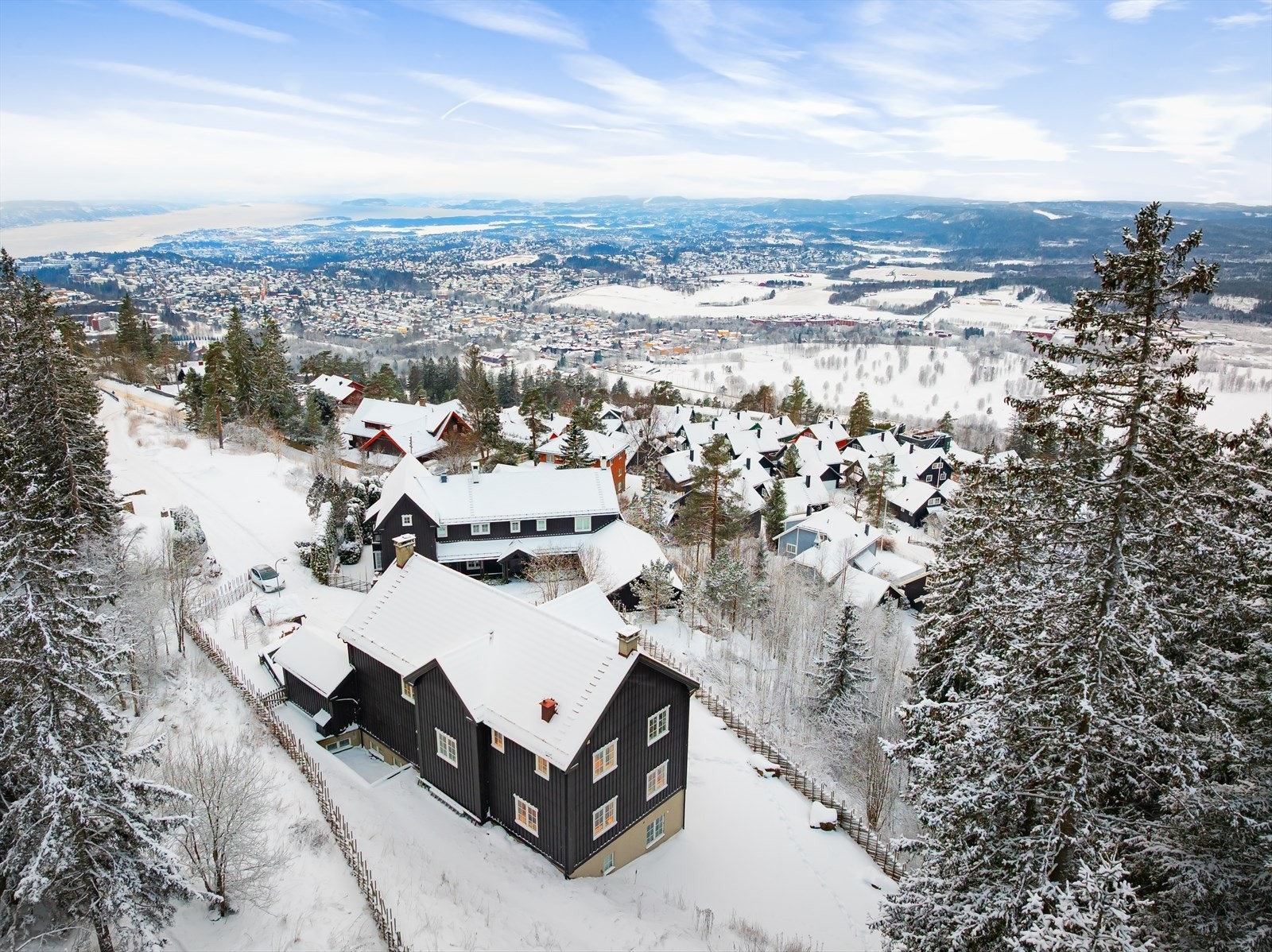 Huset er oppført i 2002, fremstår som representativt og innholdsrikt, med generøse rom og tidløse kvaliteter Galleribilde