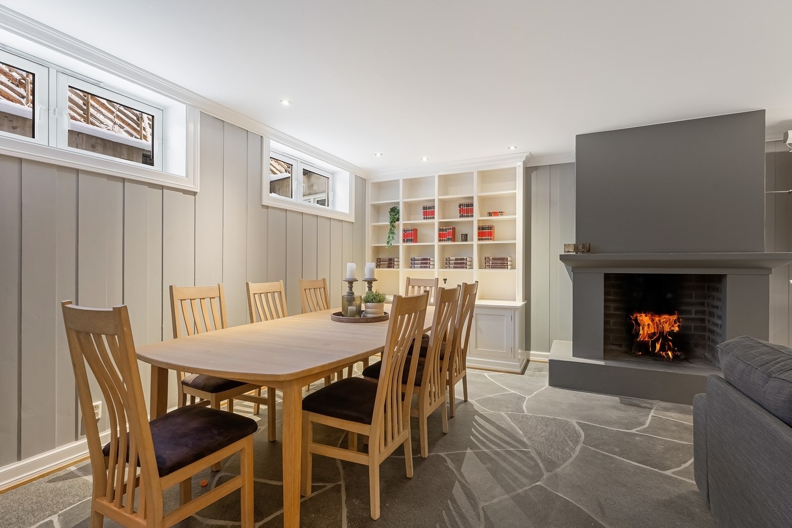 Kjellerstue i underetasje, samme etasje som husets inngang Galleribilde