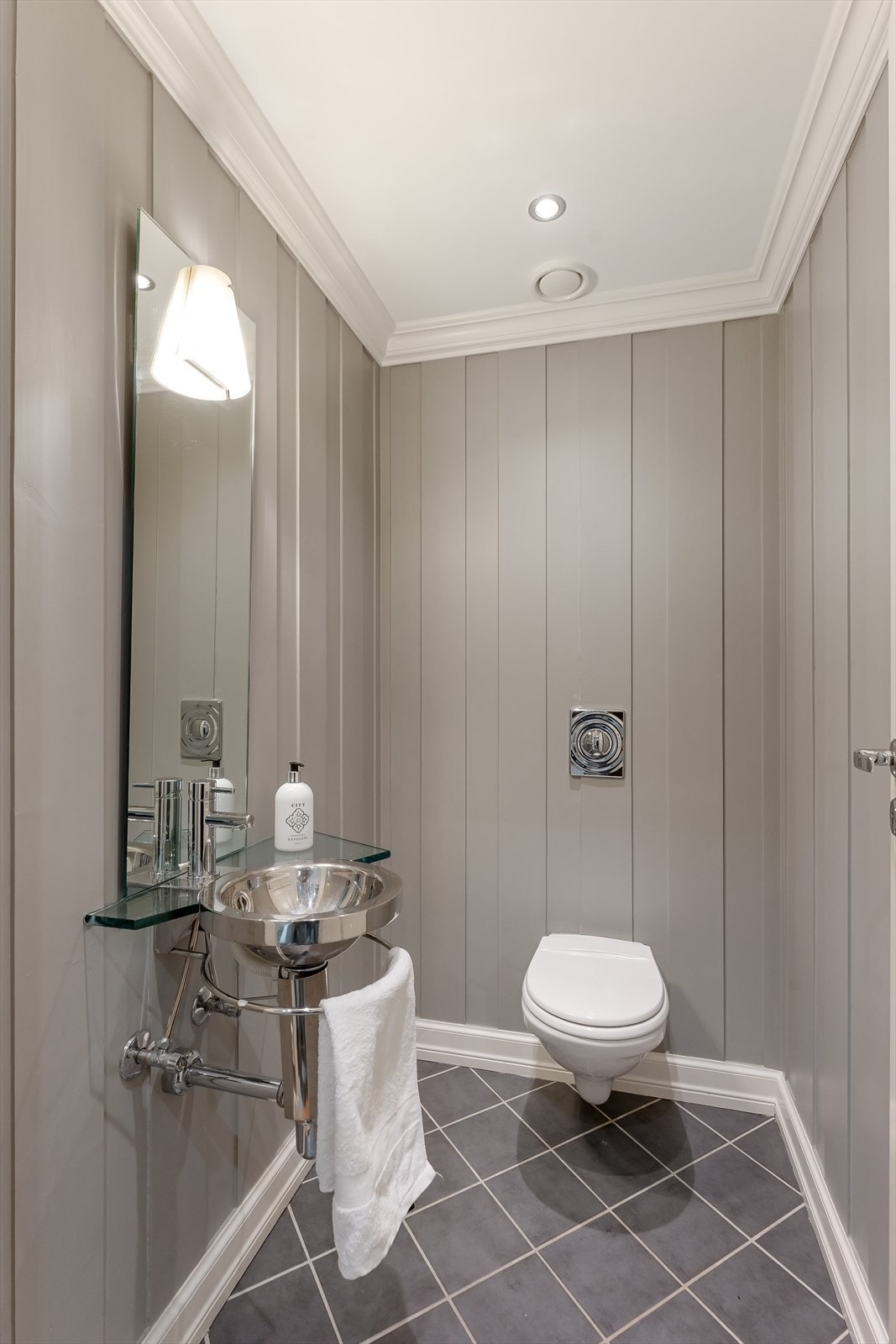 Separat toalettrom i underetasje Galleribilde