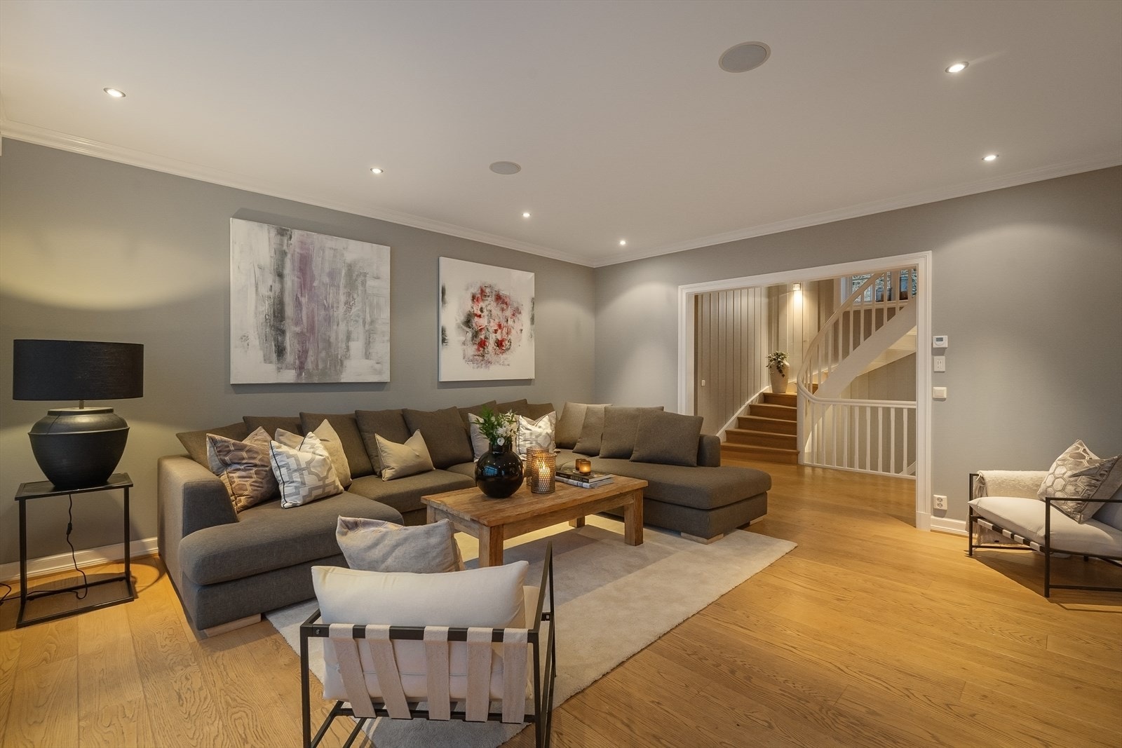 Det er vannbåren gulvvarme i gulv i store deler av huset som er tilknyttet bergvarme Galleribilde