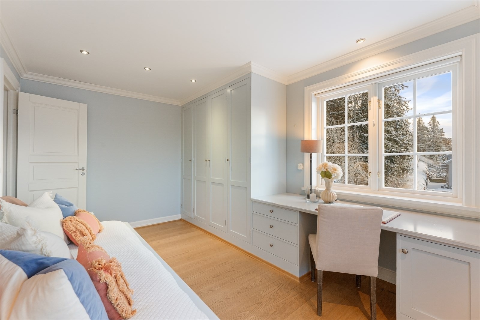 Soverom 4. Huset har flere skreddersydde skap/senger/skrivepulter fra Gjeving trevare Galleribilde