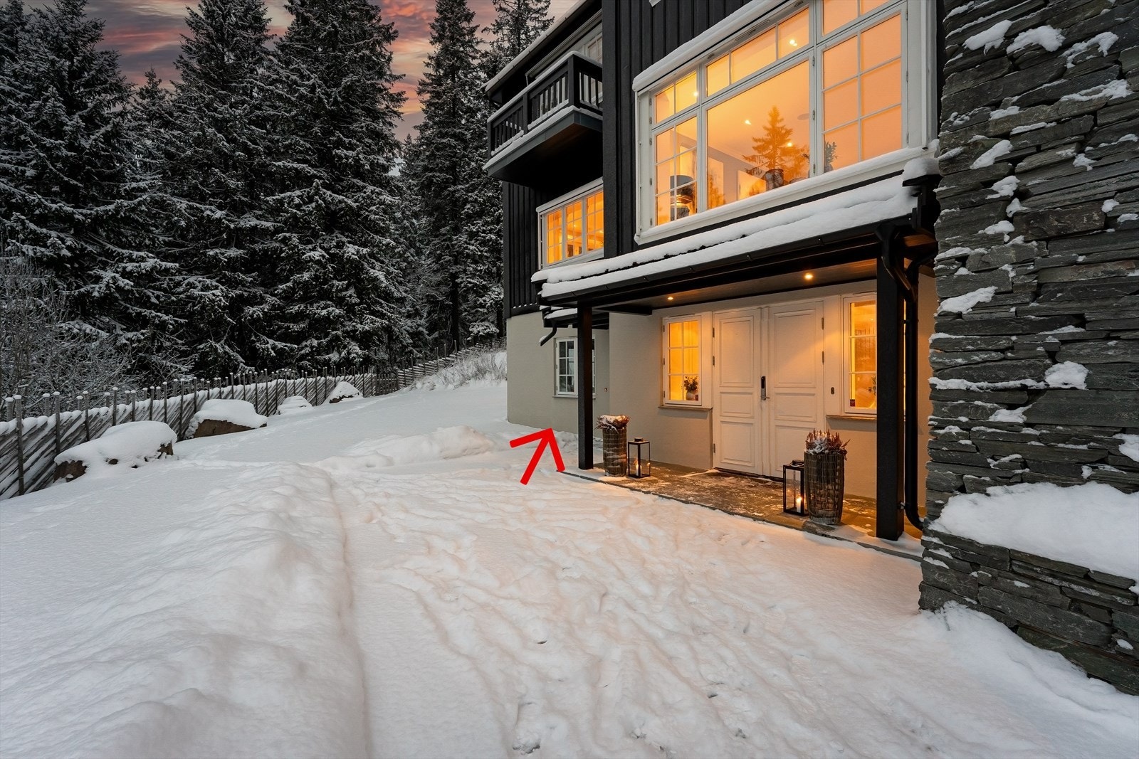 Pilen markerer inngangen til hybelen. Hybelen er ikke avbildet, men består av entré/stue, kjøkken, åpen løsning, soverom, bad/wc og vaskerom Galleribilde