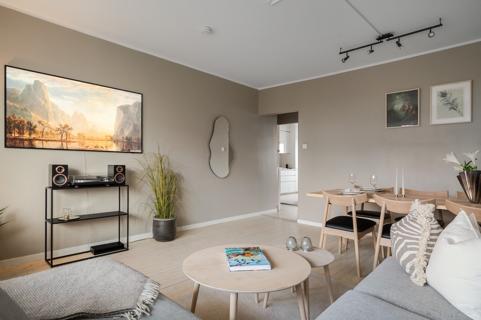 Stuen har god plass til spisebord, sofagruppe og tilhørende tv-/mediamøbel. Galleribilde