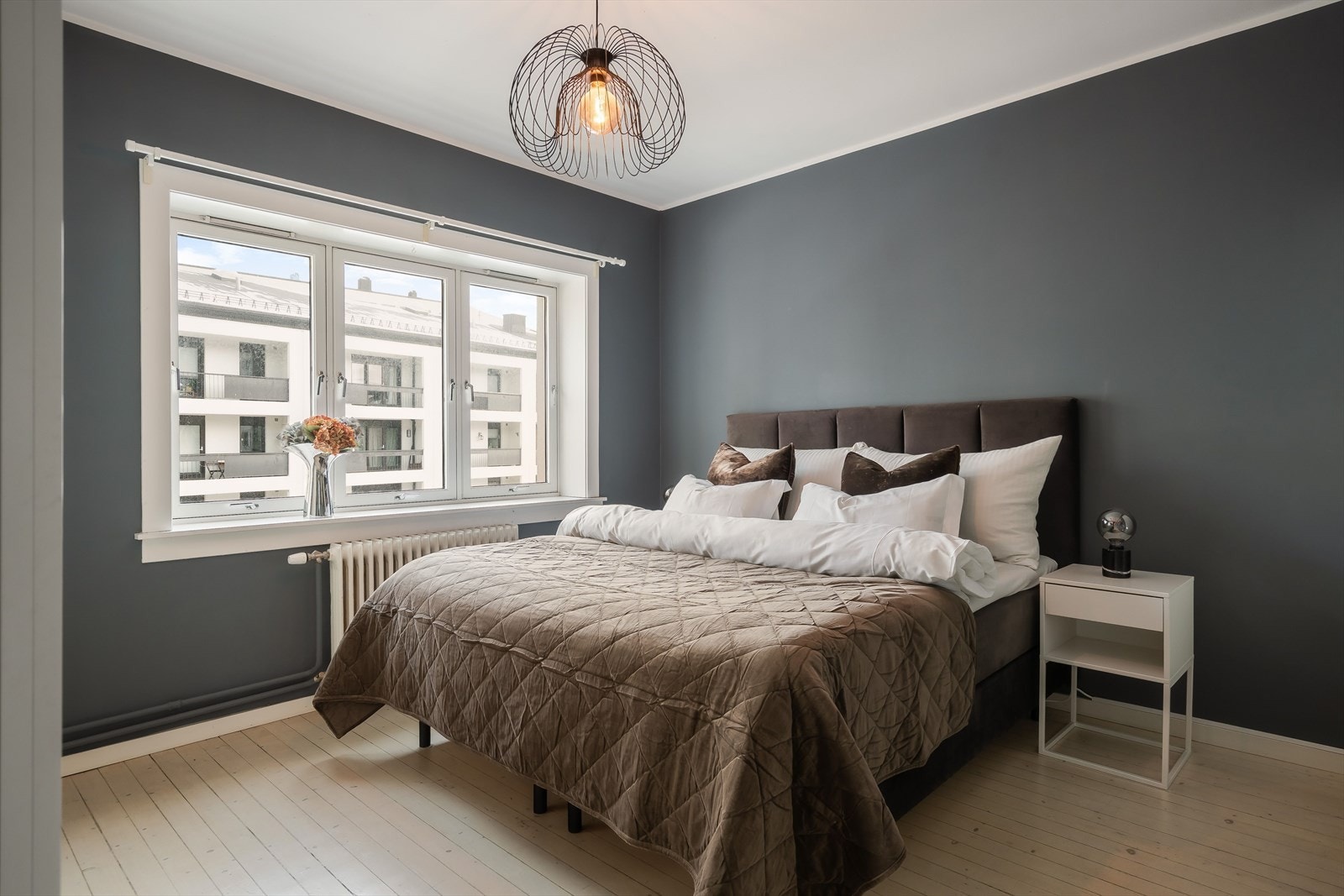 Meget romslig soverom med skyvedørsgarderobe og god plass til dobbelseng. Galleribilde