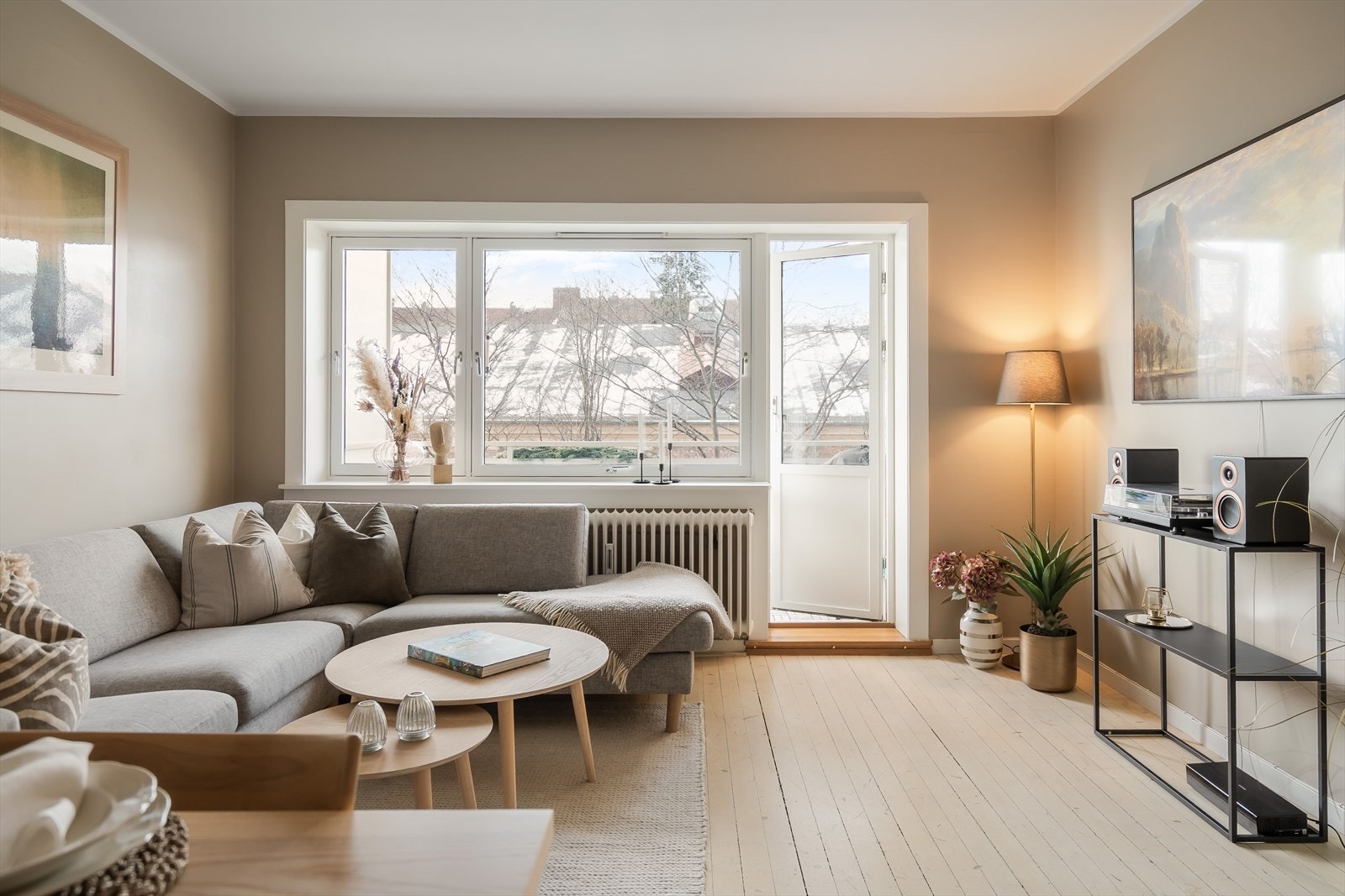 Velkommen til lekker, lys og gjennomgående 2-roms i Ole Bulls gate 23B! Galleribilde