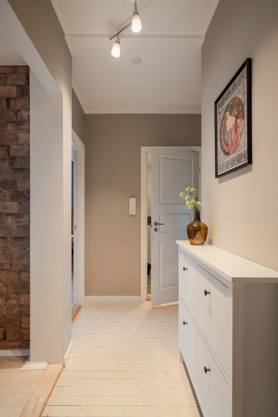 Innbydende entré med adkomst til praktisk bod/kott. Galleribilde