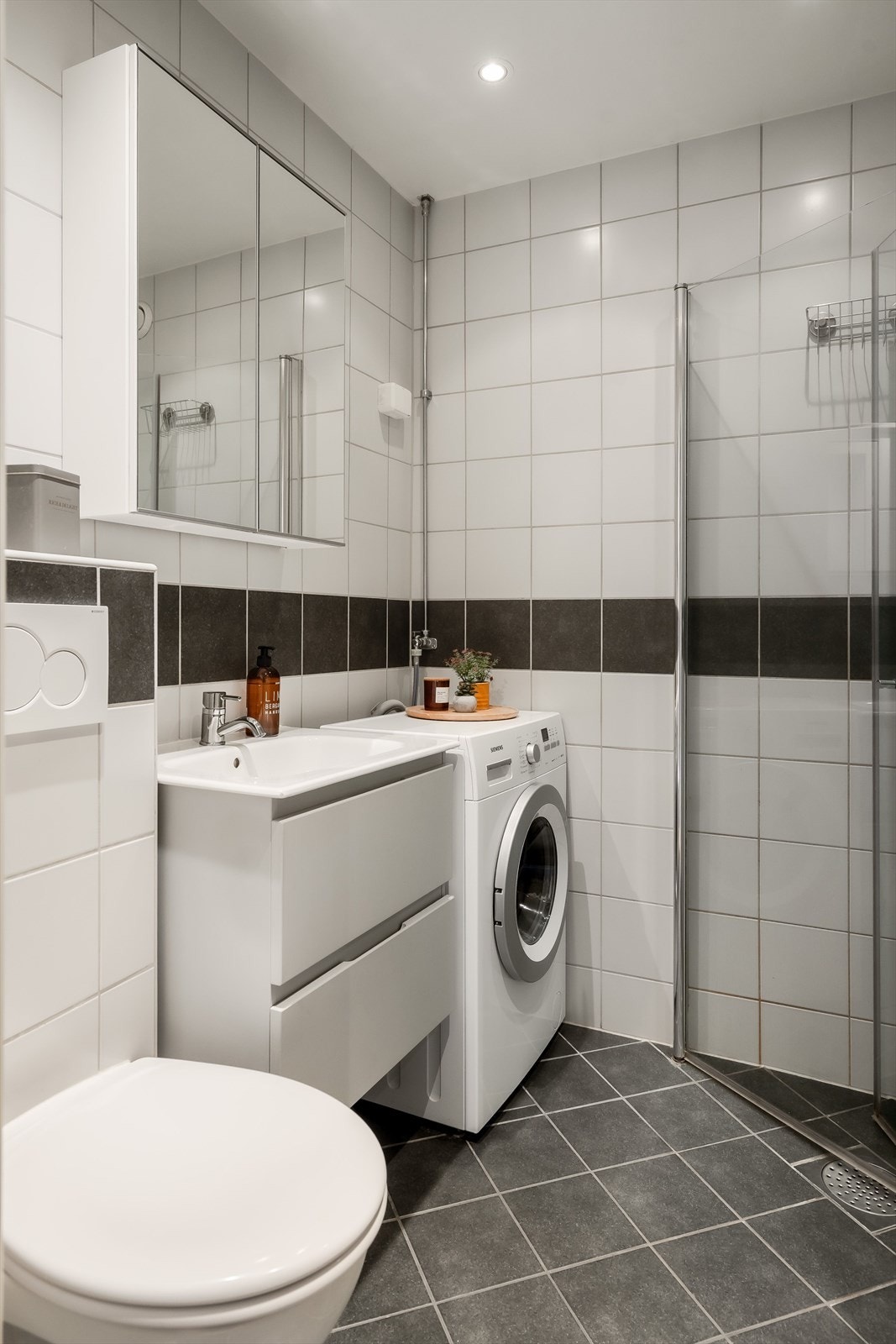 Delikat flislagt bad renovert i regi av borettslaget i 2013. Badet har downlights og gulvvarme. Galleribilde