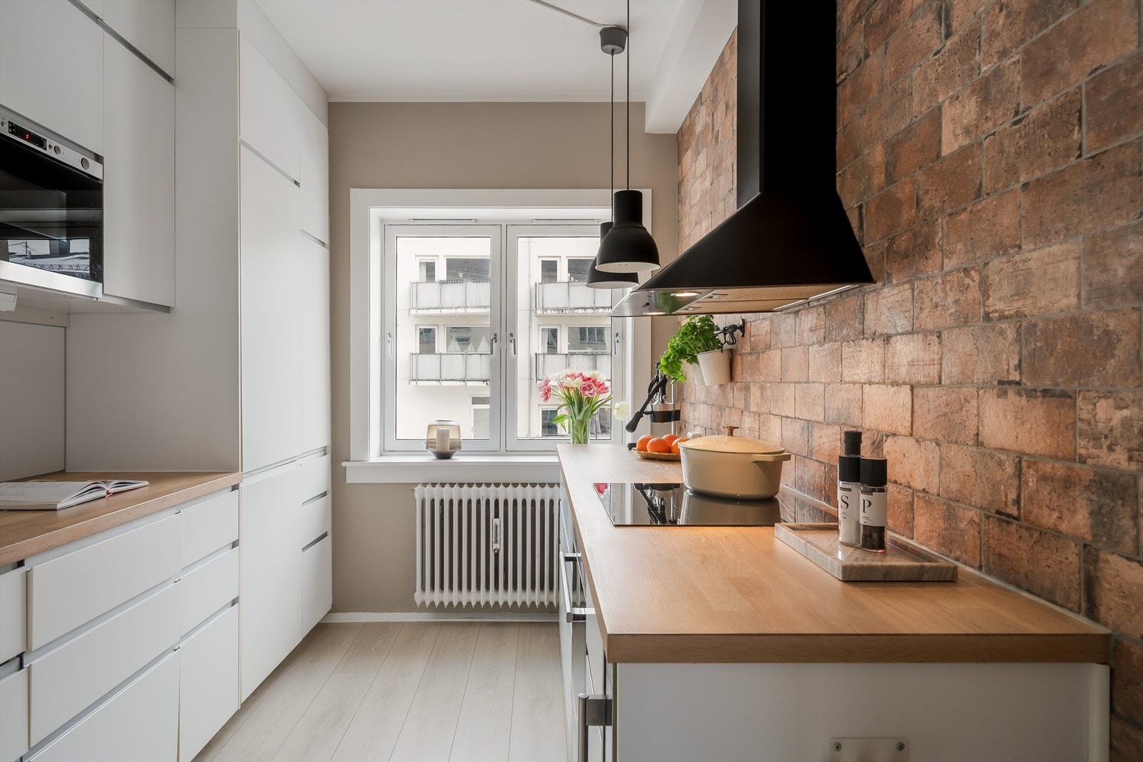 Praktisk separat kjøkkenrom med moderne kjøkkeninnredning og integrerte hvitevarer. Galleribilde