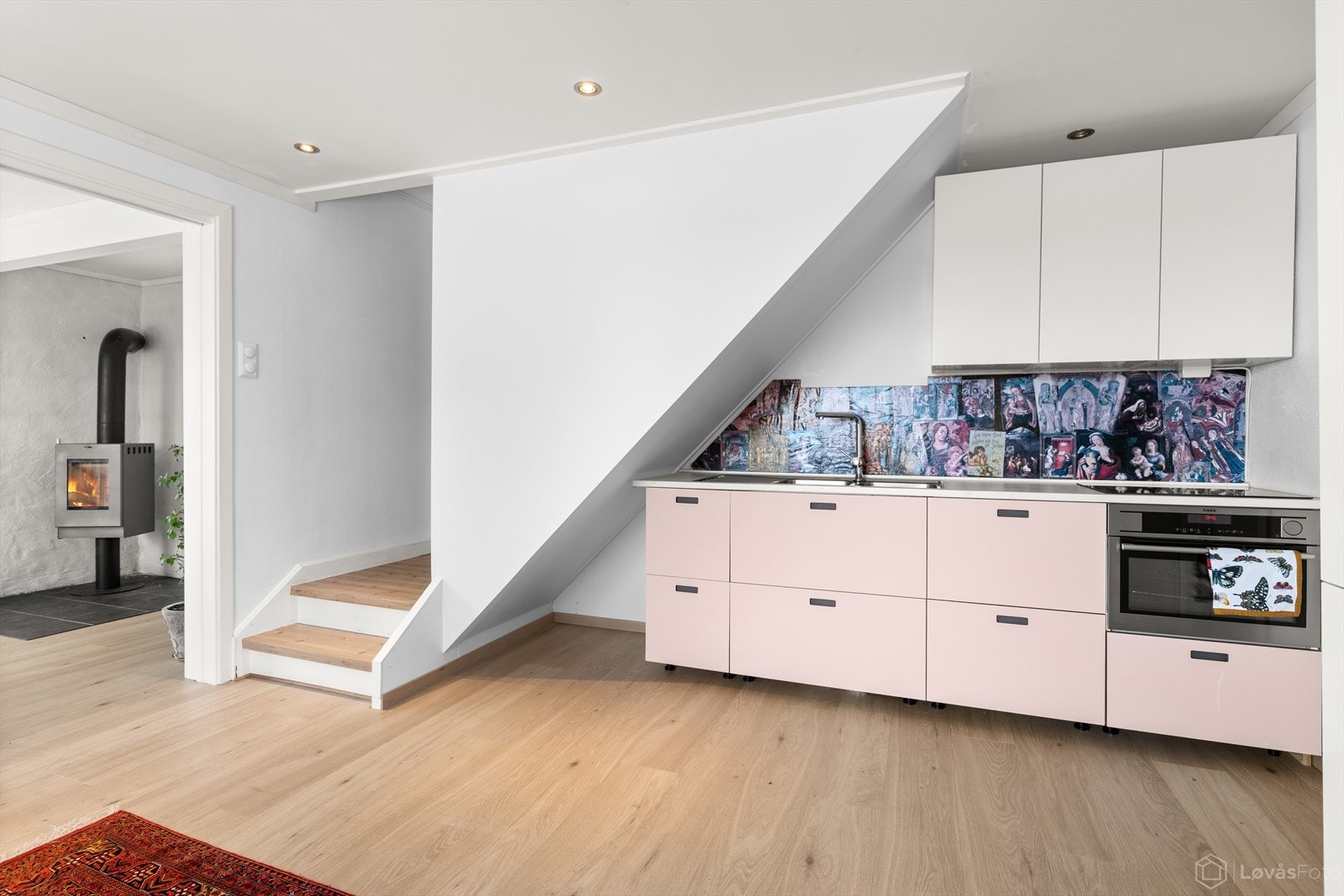 Kjøkkenet ble installert i 2022 og er enkelt utstyrt med koketopp, stekeovn og vask. Galleribilde